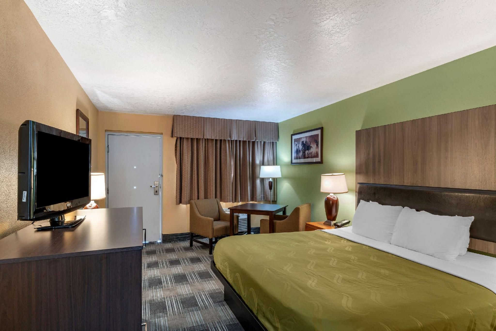 1 King Bed, Nonsmoking, Accessible