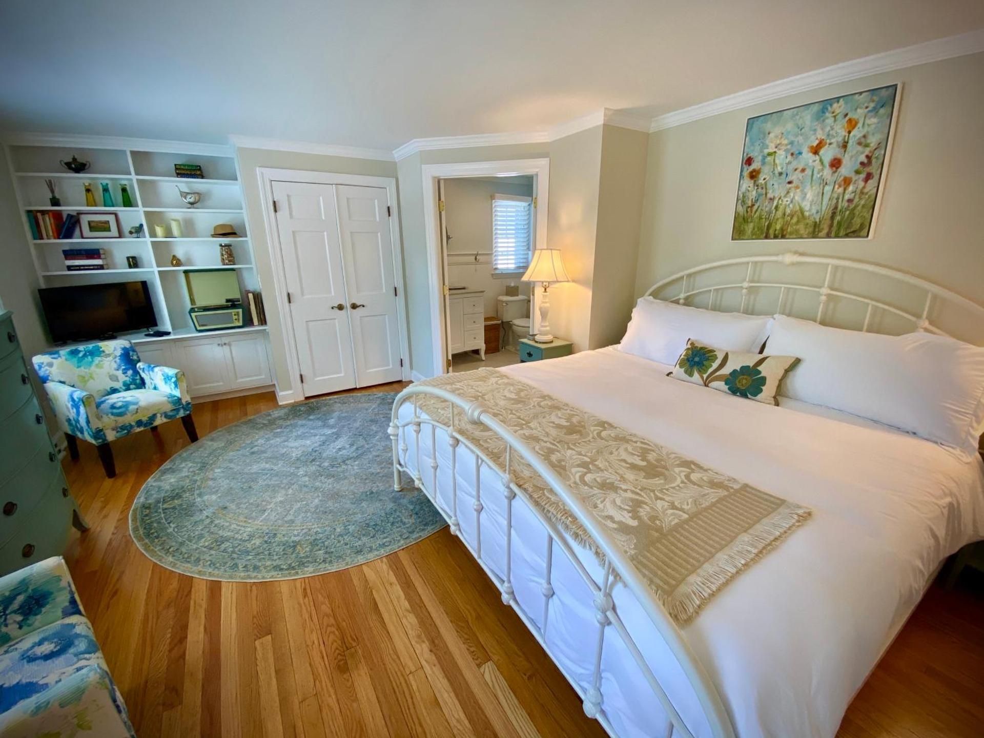 1st Floor King Guestroom