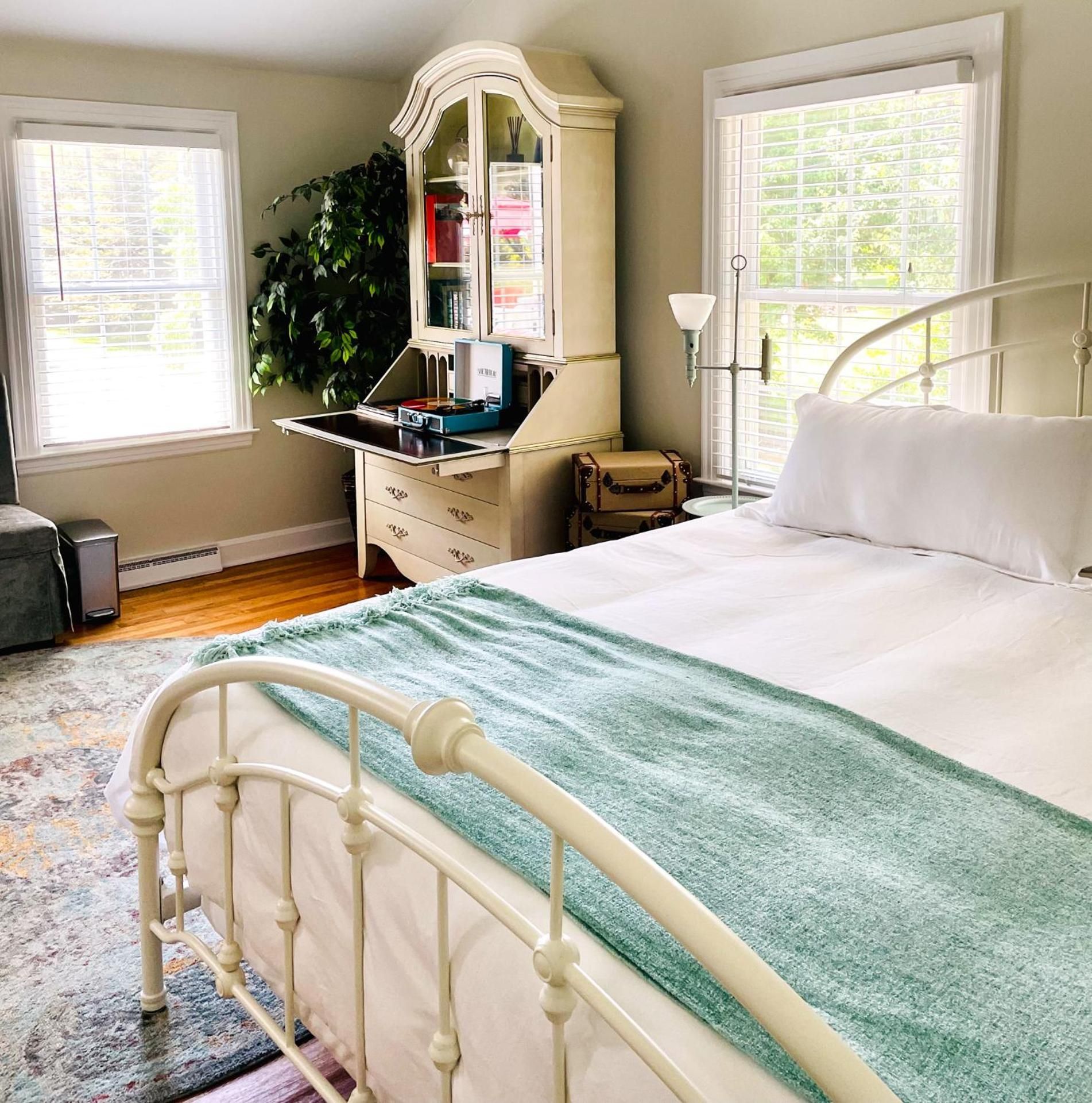1st Floor Private Entrance King Guestroom with Bathtub