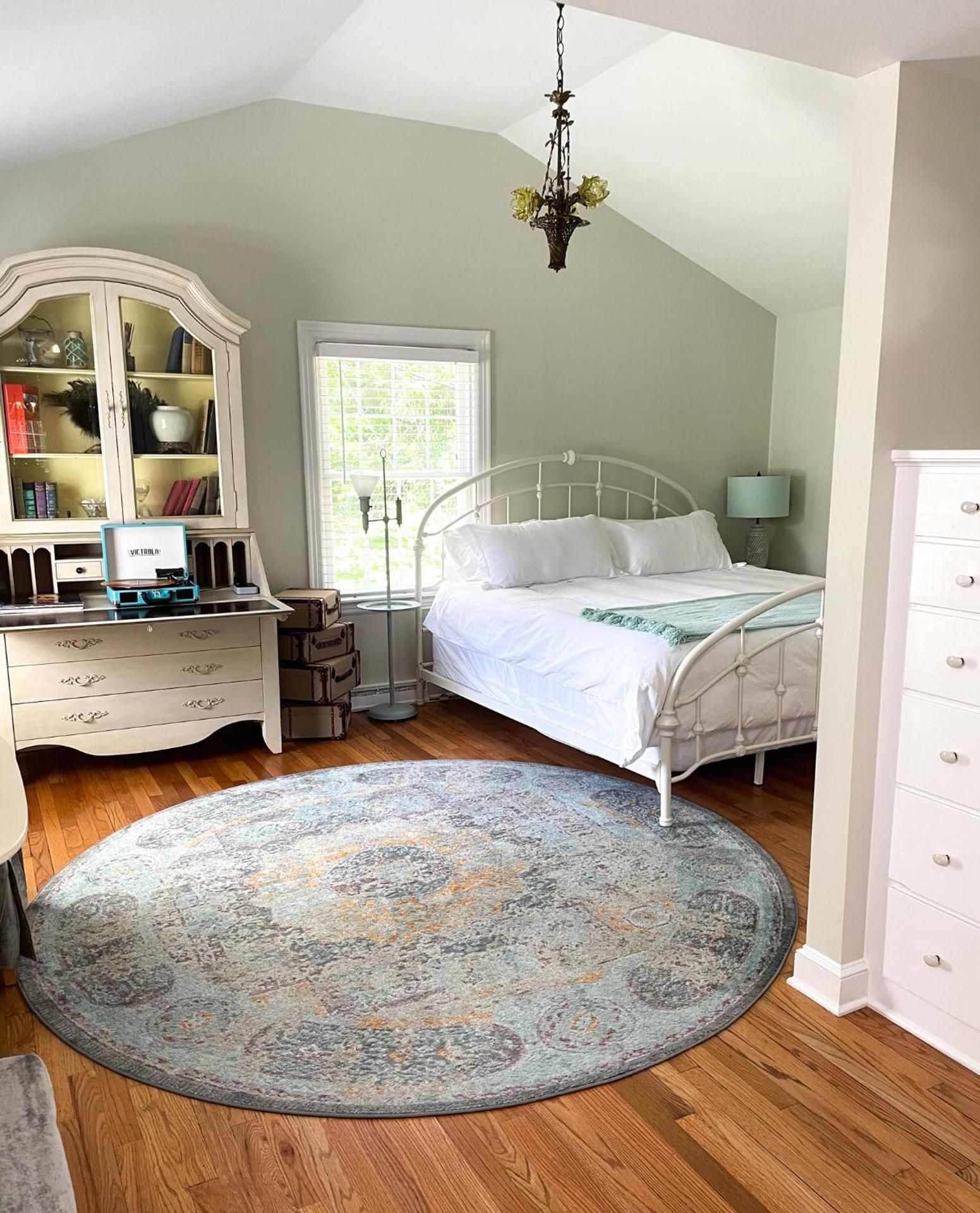 1st Floor Private Entrance King Guestroom with Bathtub