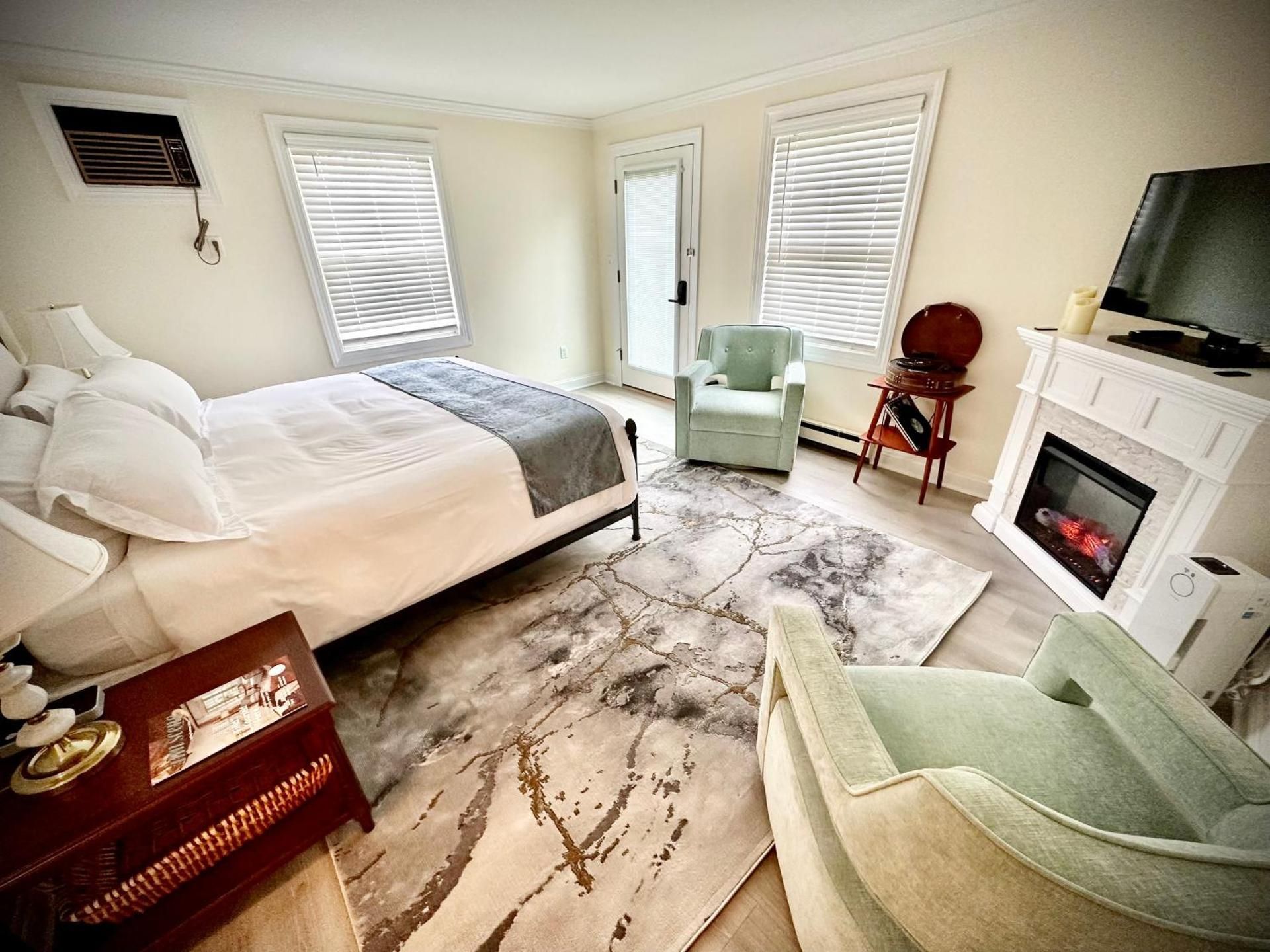 1st Floor Private Entrance King Guestroom