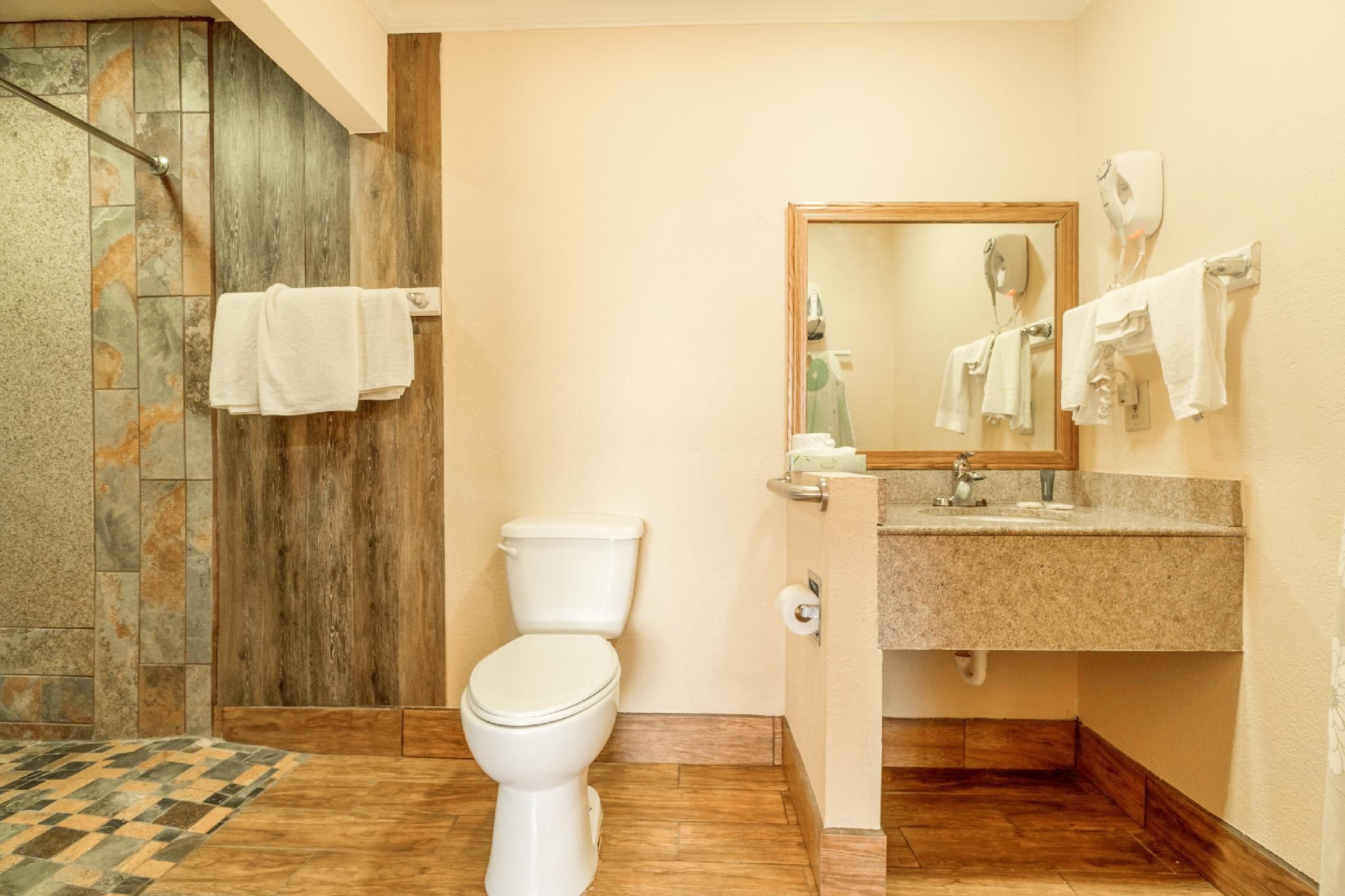 River Valley Motor Inn By OYO La Grange Texas 2 Full Beds Accessible Non - Smoking 3