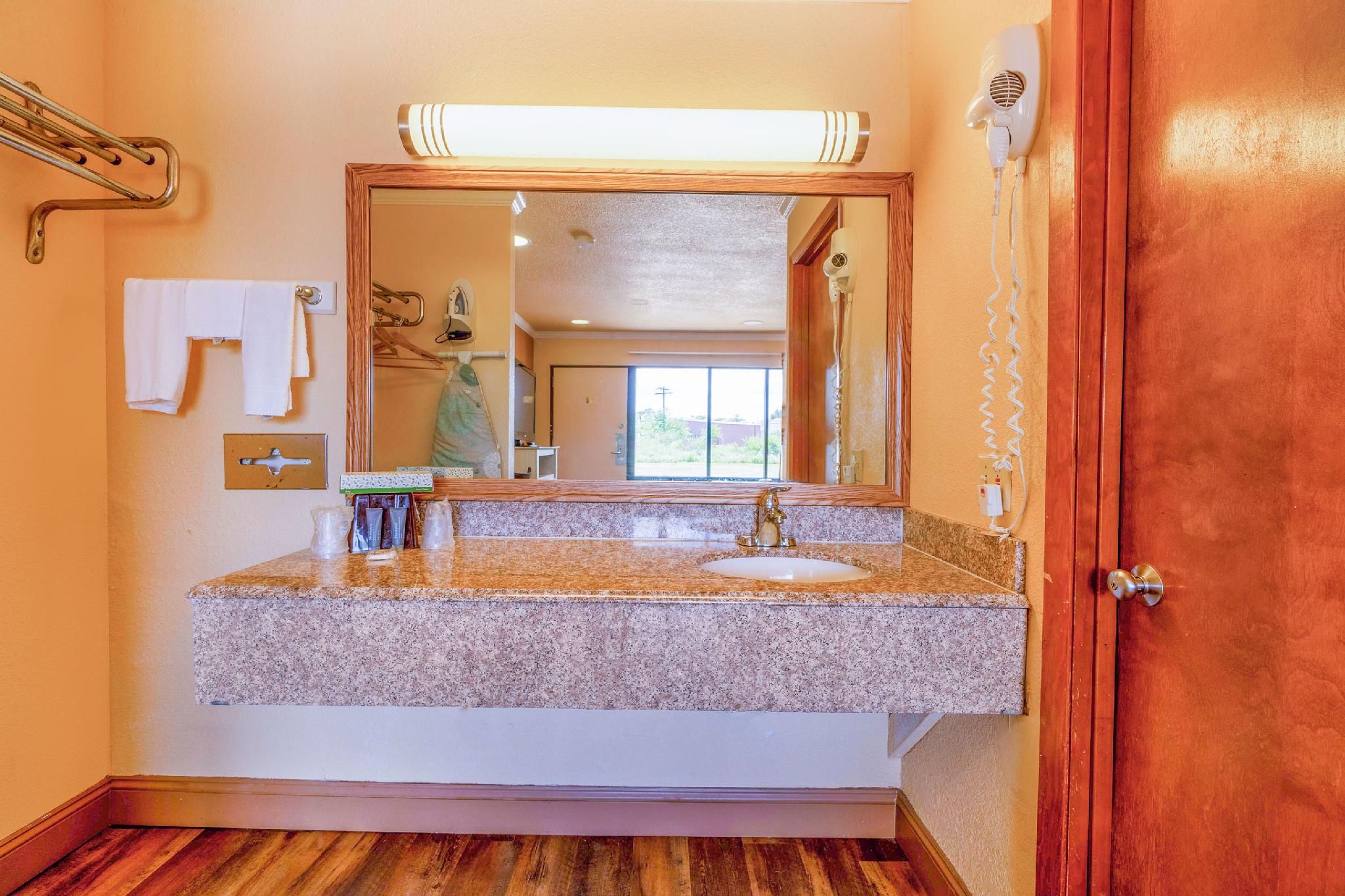 River Valley Motor Inn By OYO La Grange Texas Full Bed Non-Smoking 3