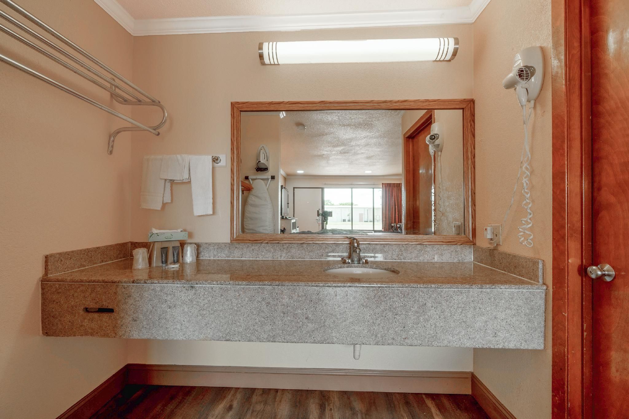 River Valley Motor Inn By OYO La Grange Texas 2 Full Beds Non-Smoking 3