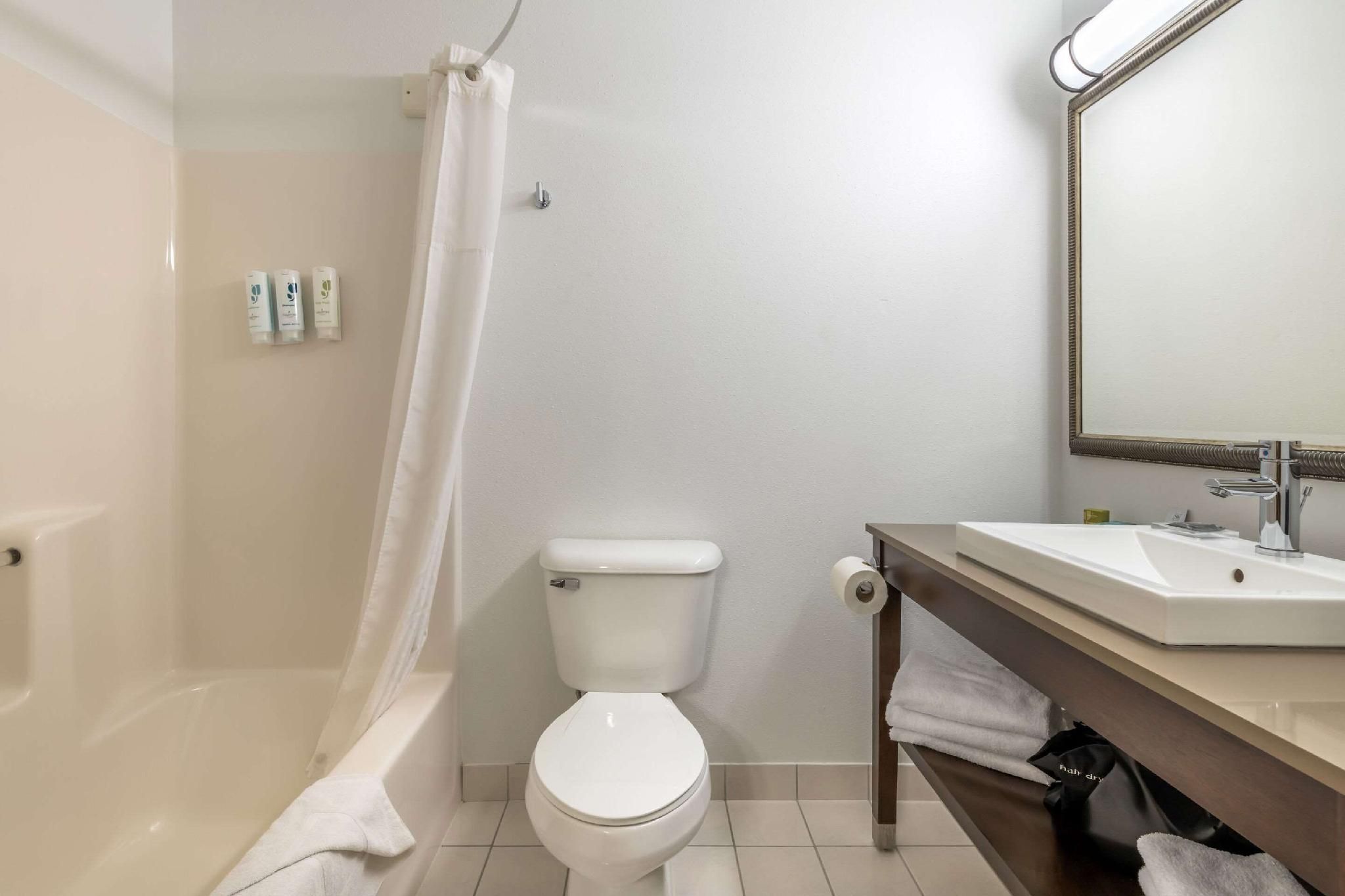 Country Inn & Suites by Radisson, Watertown, SD 1 King Bed, Suite, Nonsmoking 2