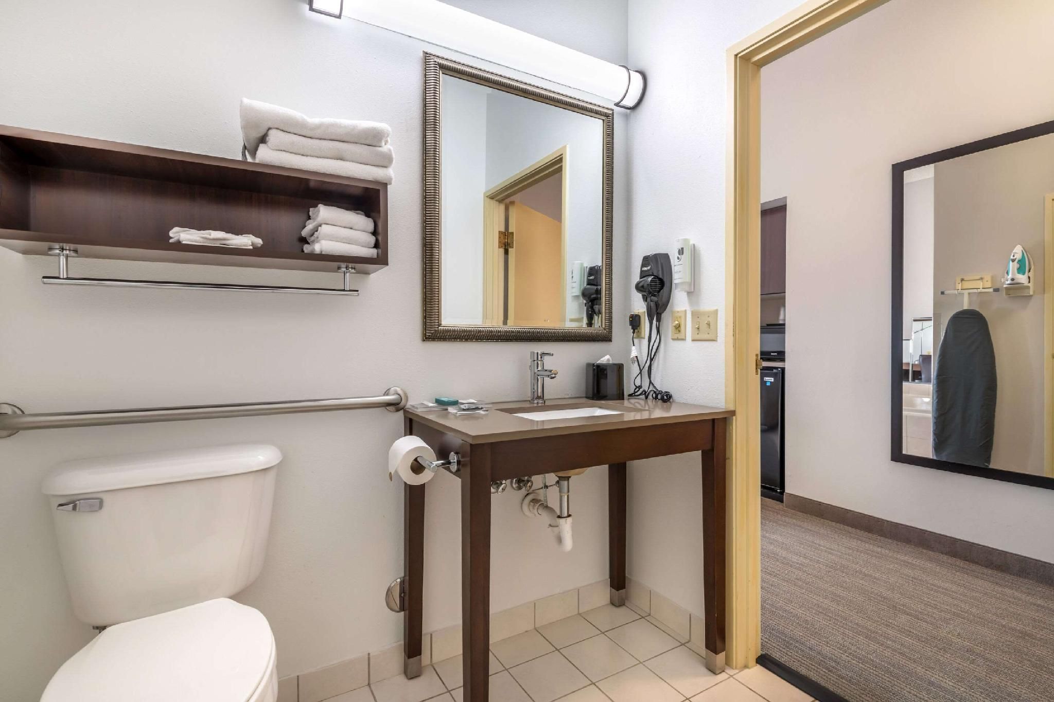 1 Queen Bed, Suite, Nonsmoking, Accessible