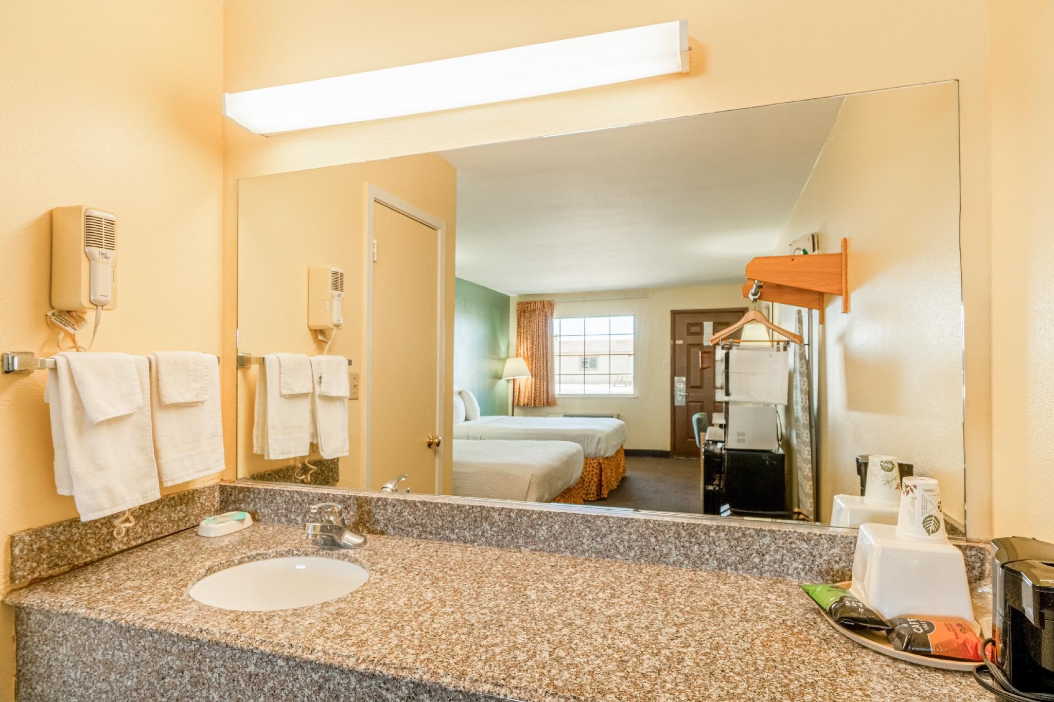 Shale inn Andrews 2 Queen Beds Accessible Non-Smoking 3