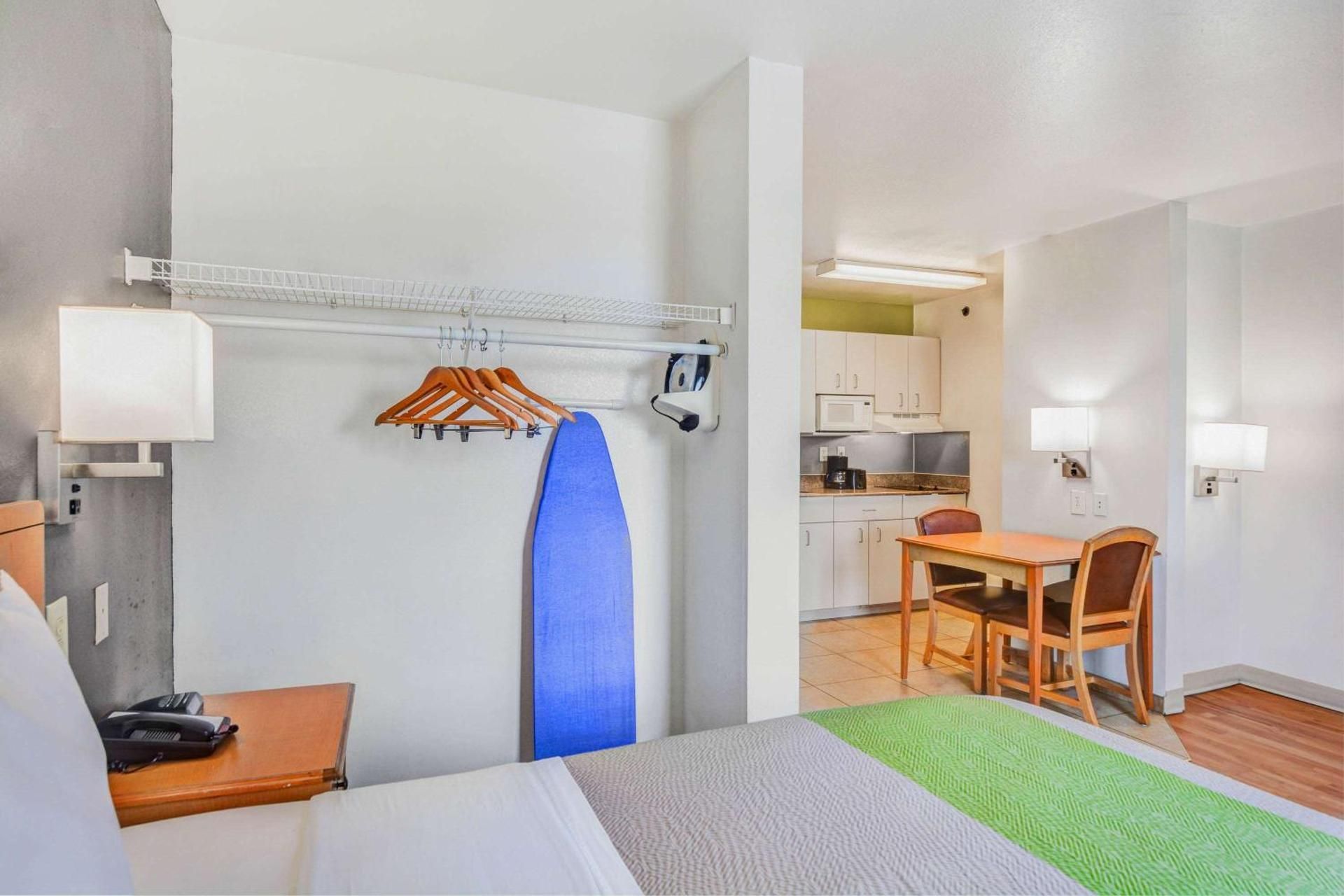 Studio 6  Opelika, AL - Auburn Al Queen Room - Disability Access - Smoking 3