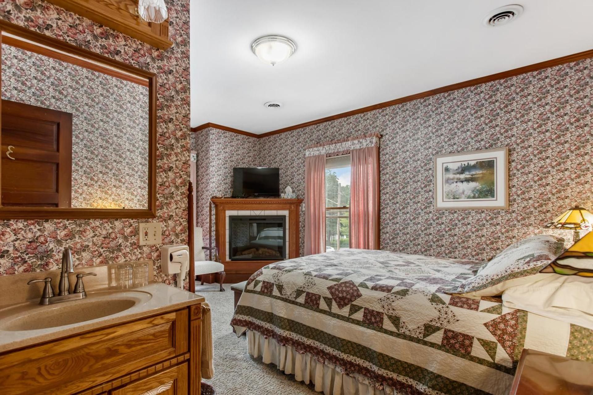 Standard Queen Room