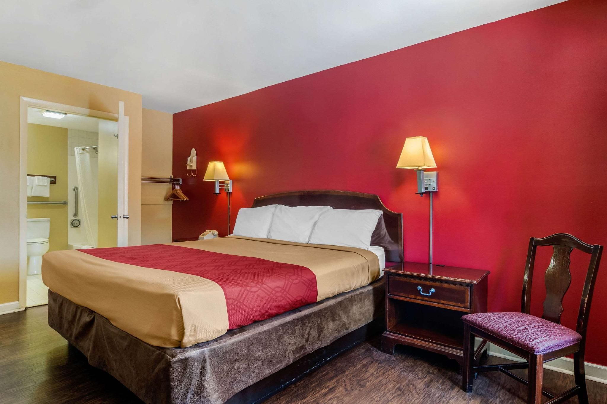 1 King Bed, Nonsmoking, Accessible