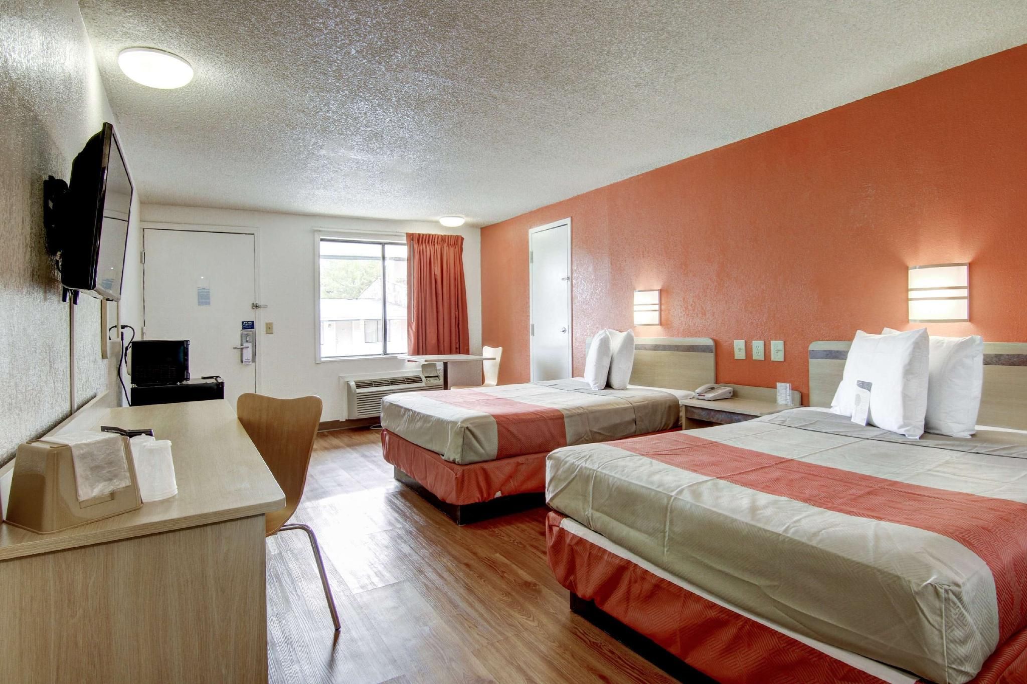 2 Full Beds Accessible with Kitchenette Non-Smoking