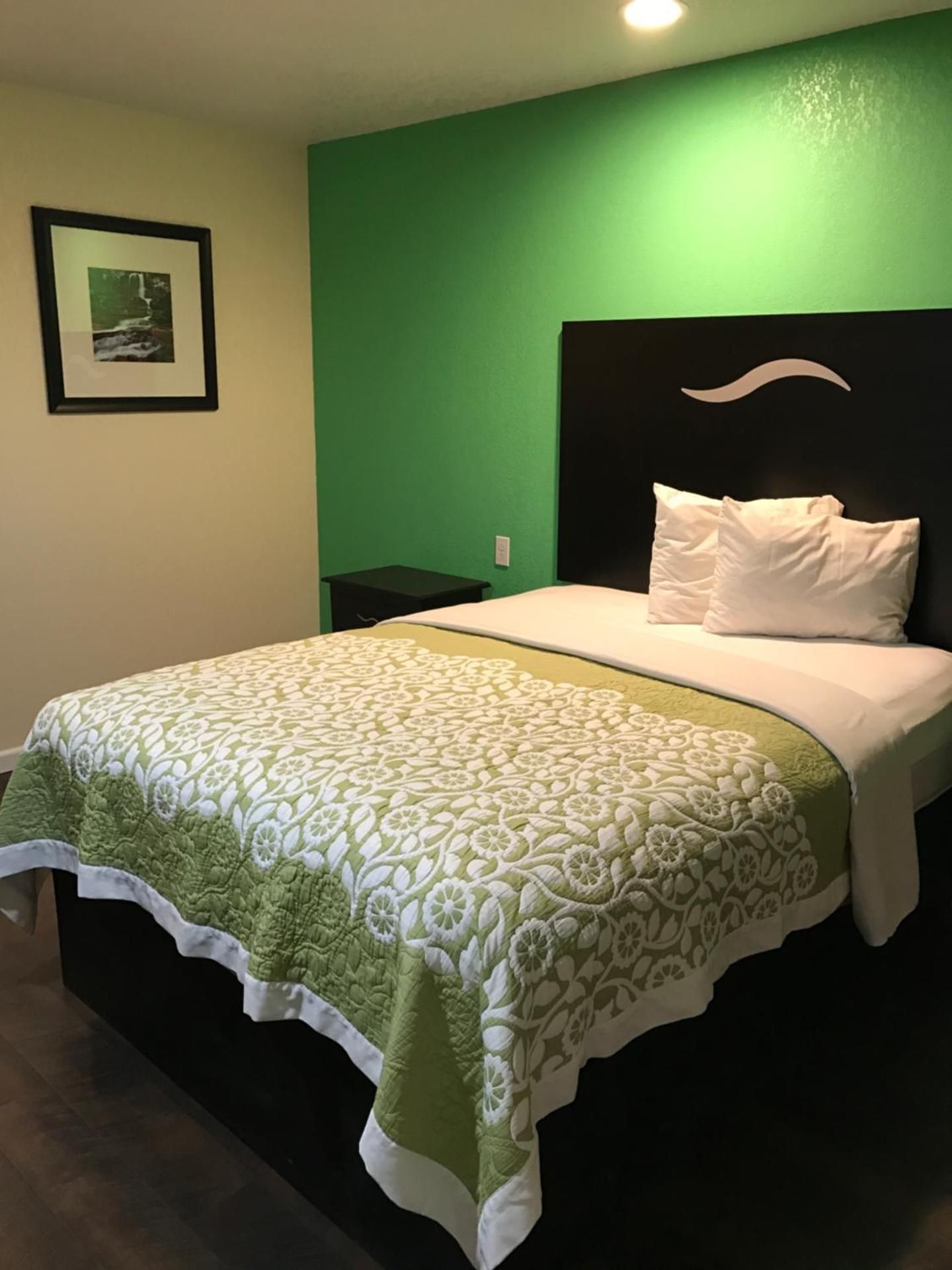 Budget Inn Queen Room