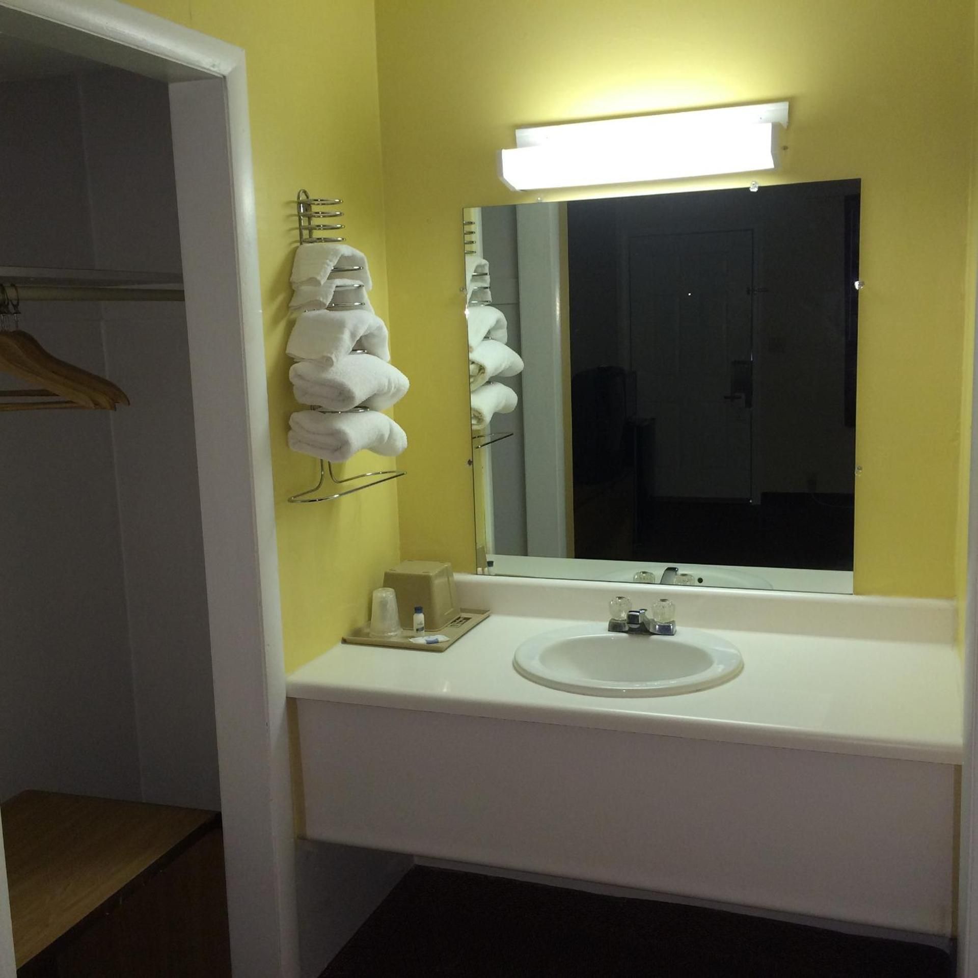 Super 7 Motel Queen Room with Two Queen Beds - Non-Smoking 3