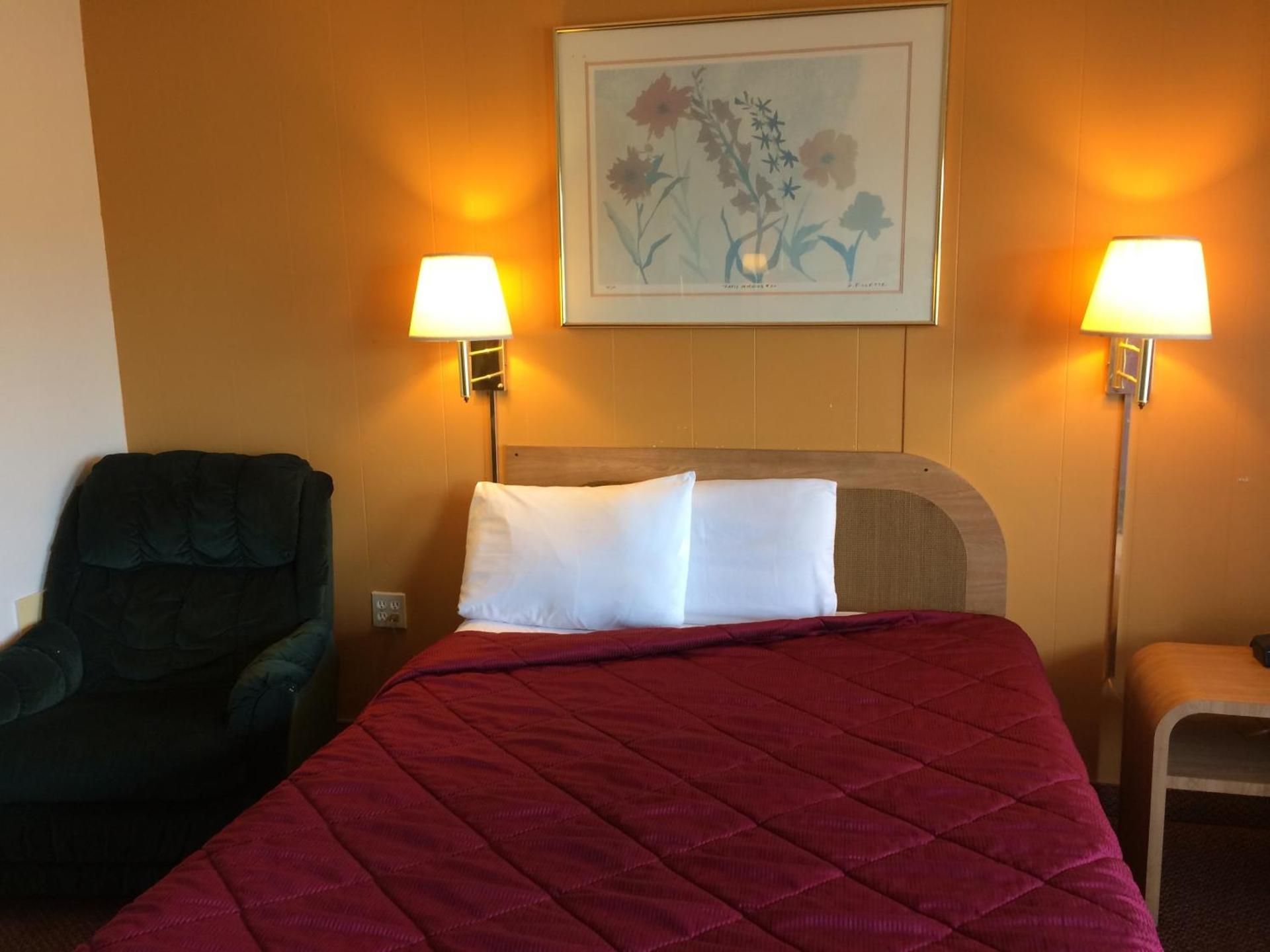 Super 7 Motel Queen Room - Non-Smoking