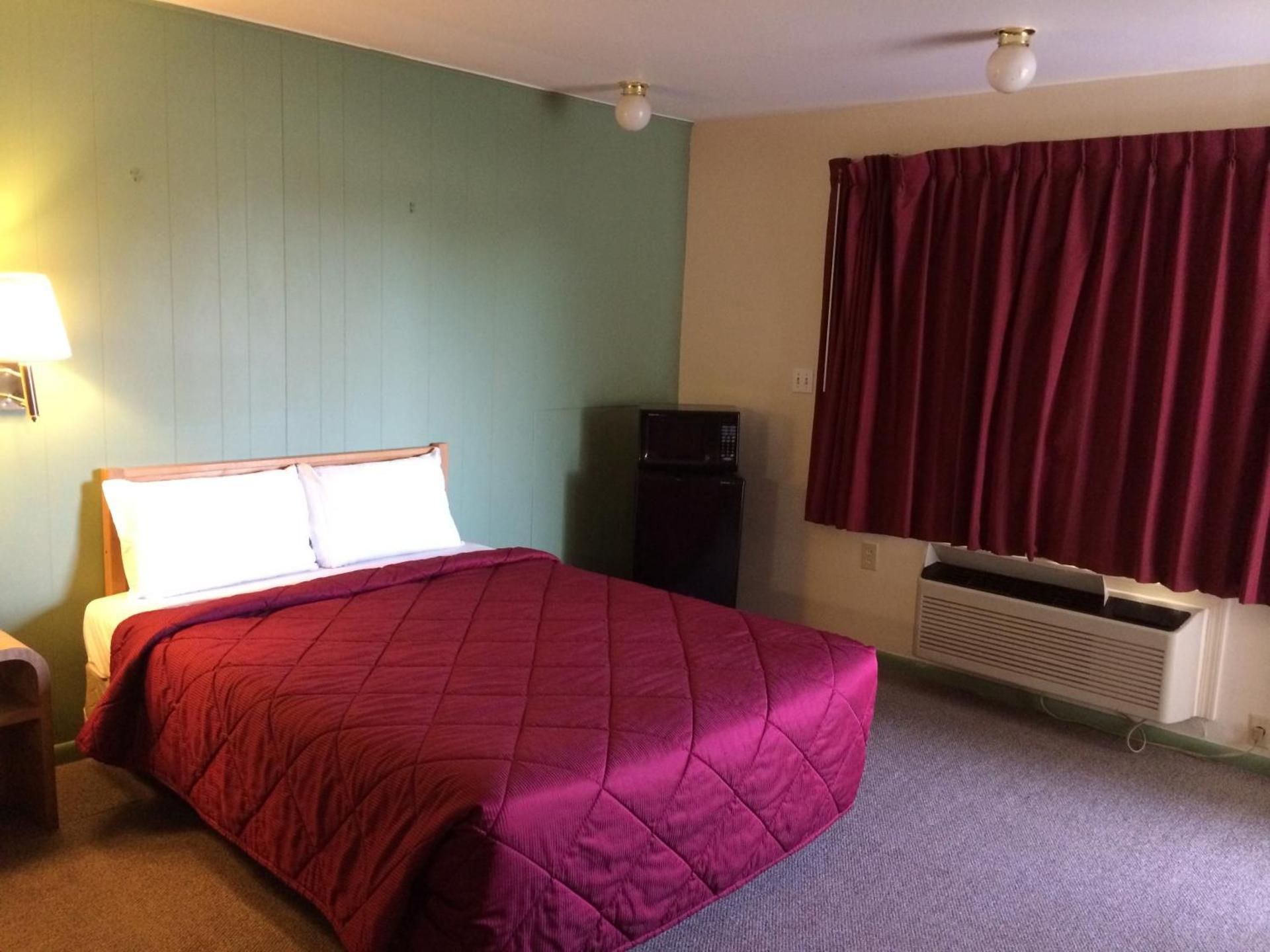 Super 7 Motel Queen Room - Non-Smoking 2