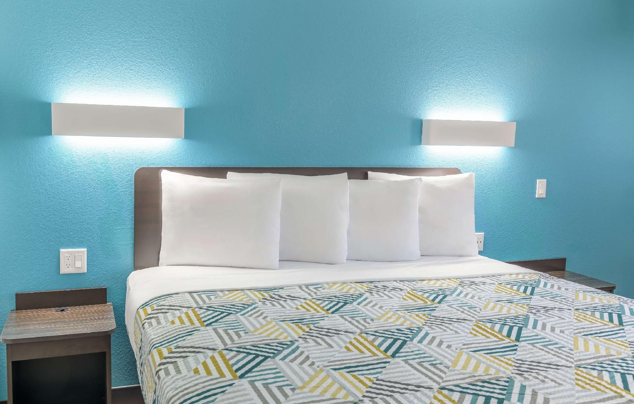 1 King Bed | Non-Smoking