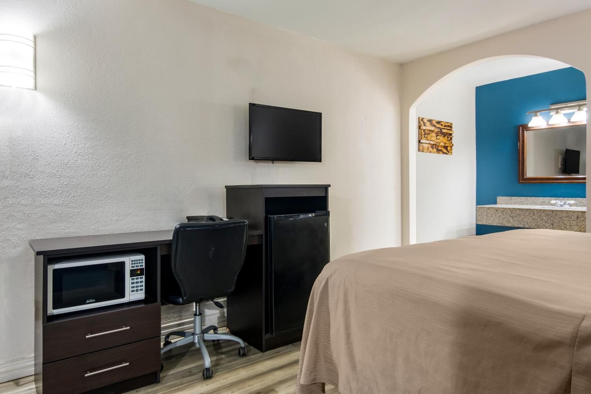 Rodeway Inn Broken Bow-Hochatown 1 King Bed Smoking 3