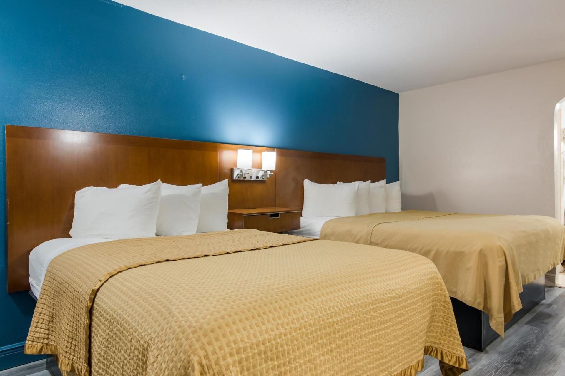 Rodeway Inn Broken Bow-Hochatown Quadruple Room - Non Smoking 2