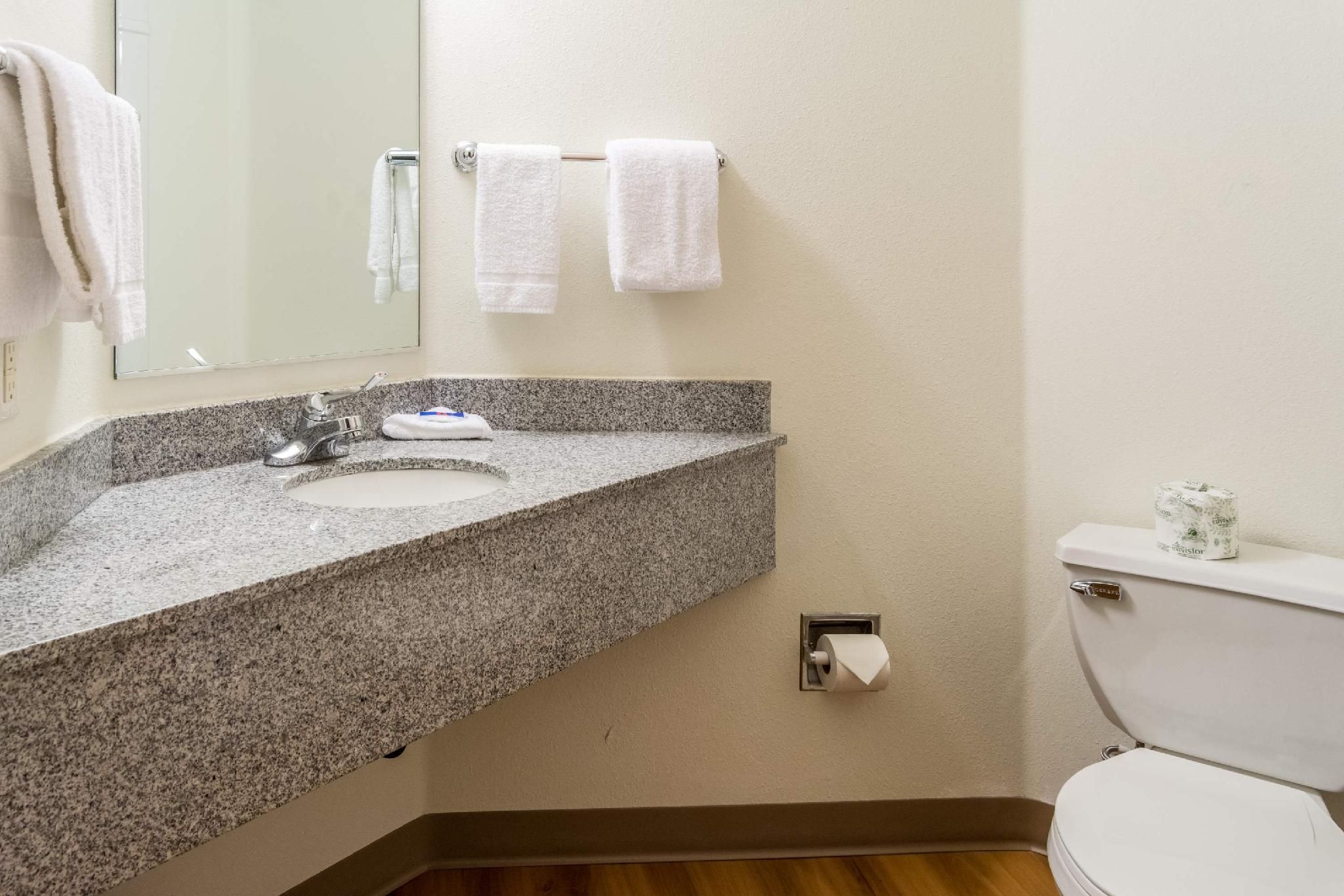 Motel 6 Lincoln City, OR 2 Queen Beds | Mobil Access Tub Nsmk Micfridg 2