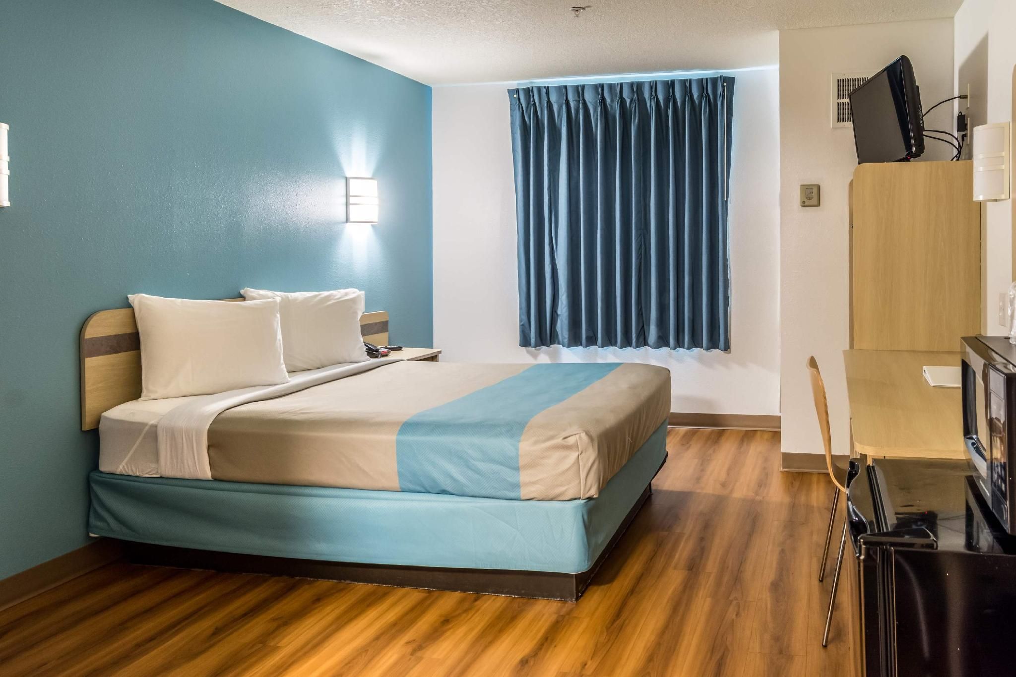 Motel 6 Lincoln City, OR 1 Queen Bed | Mob Acc RI Shwr Nsmk Micfridg