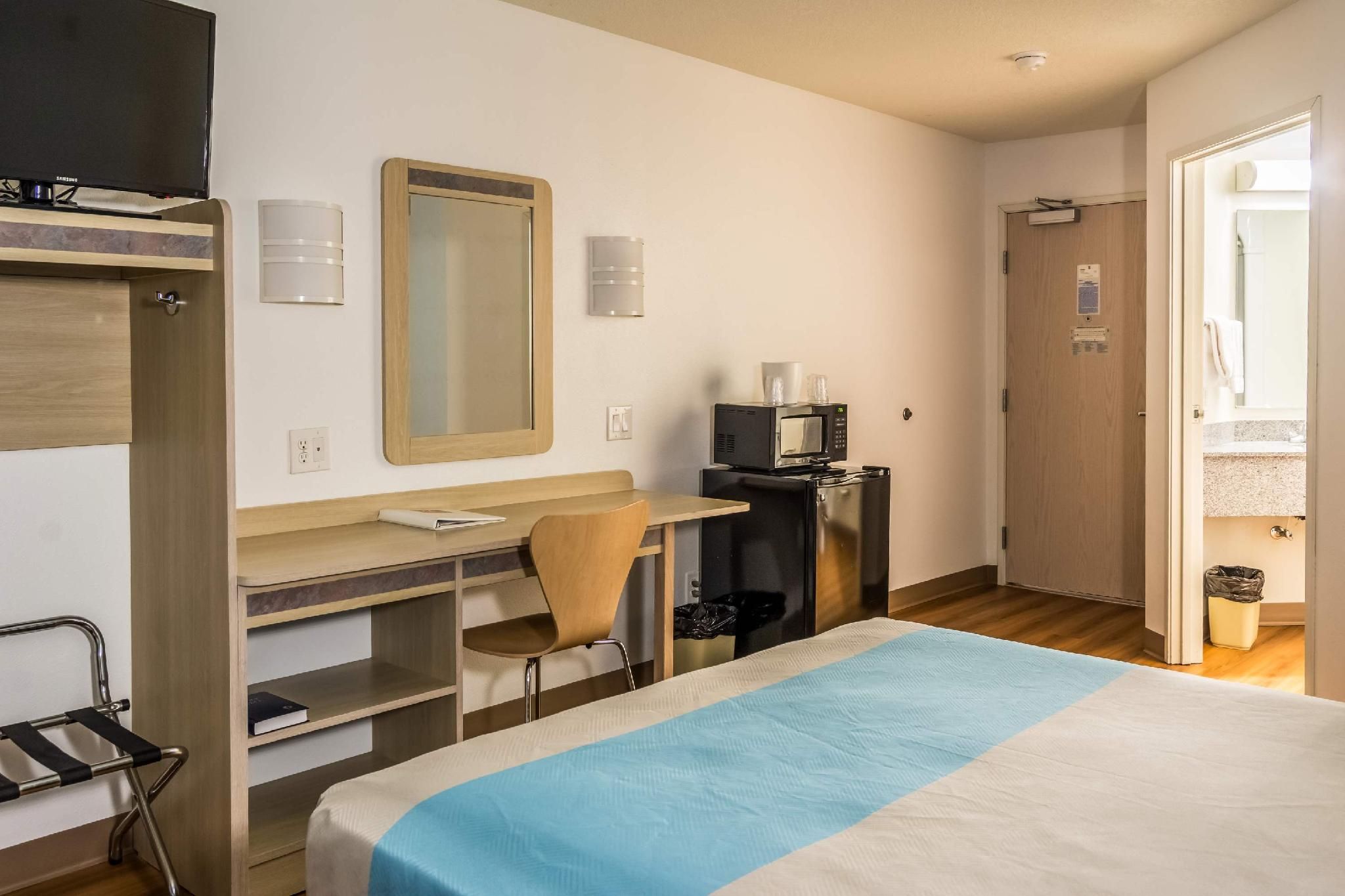 Motel 6 Lincoln City, OR 1 Queen Bed | Mob Acc RI Shwr Nsmk Micfridg 3