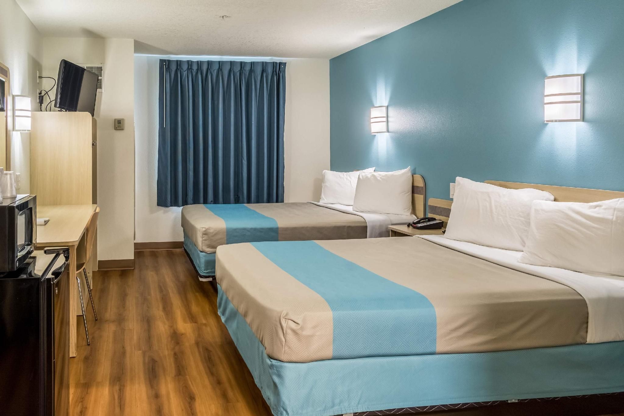 Motel 6 Lincoln City, OR 2 Queen Beds | Mobil Access Tub Nsmk Micfridg