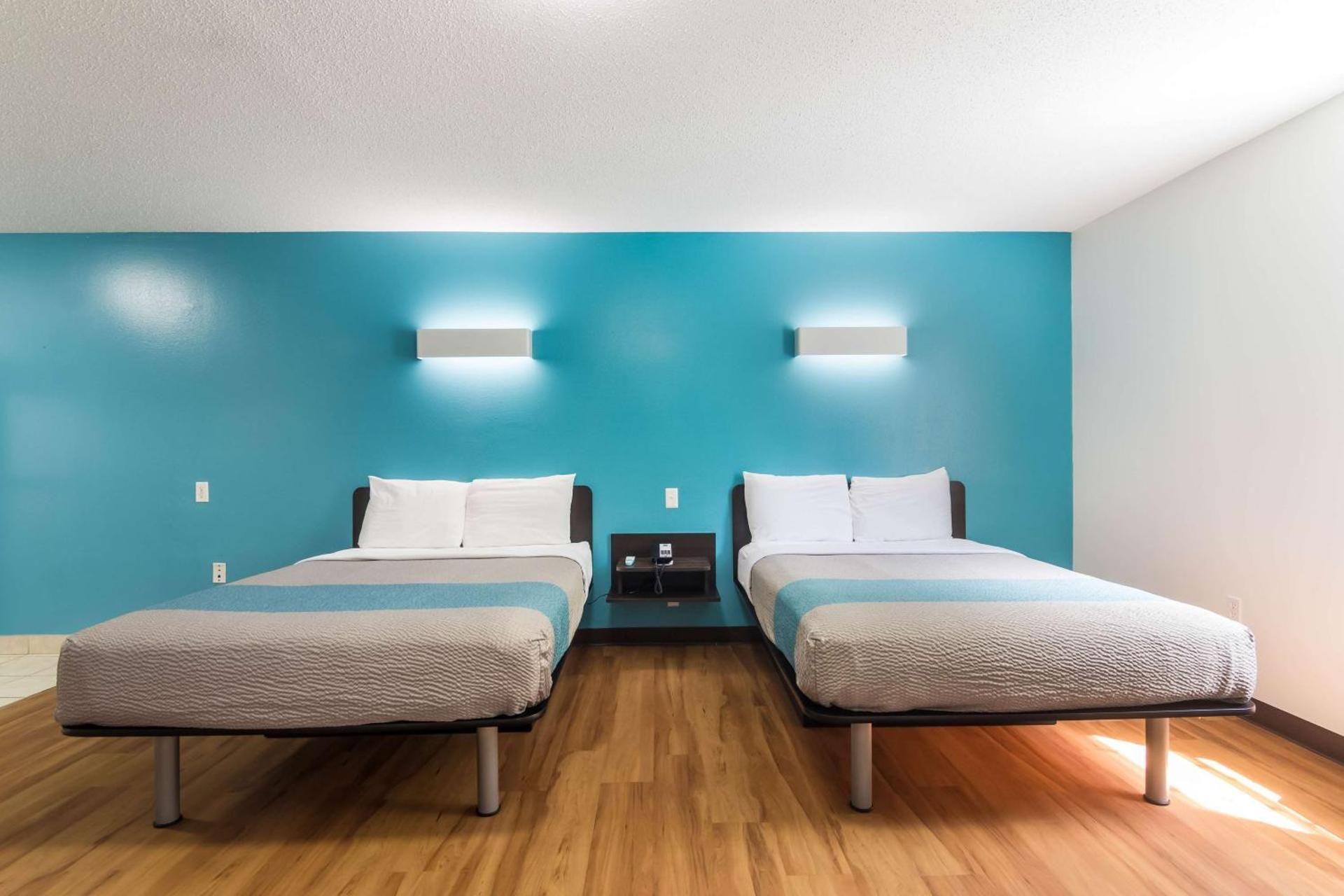 Motel 6 Gulf Shores, AL Deluxe Quadruple Room - Non-Smoking 2