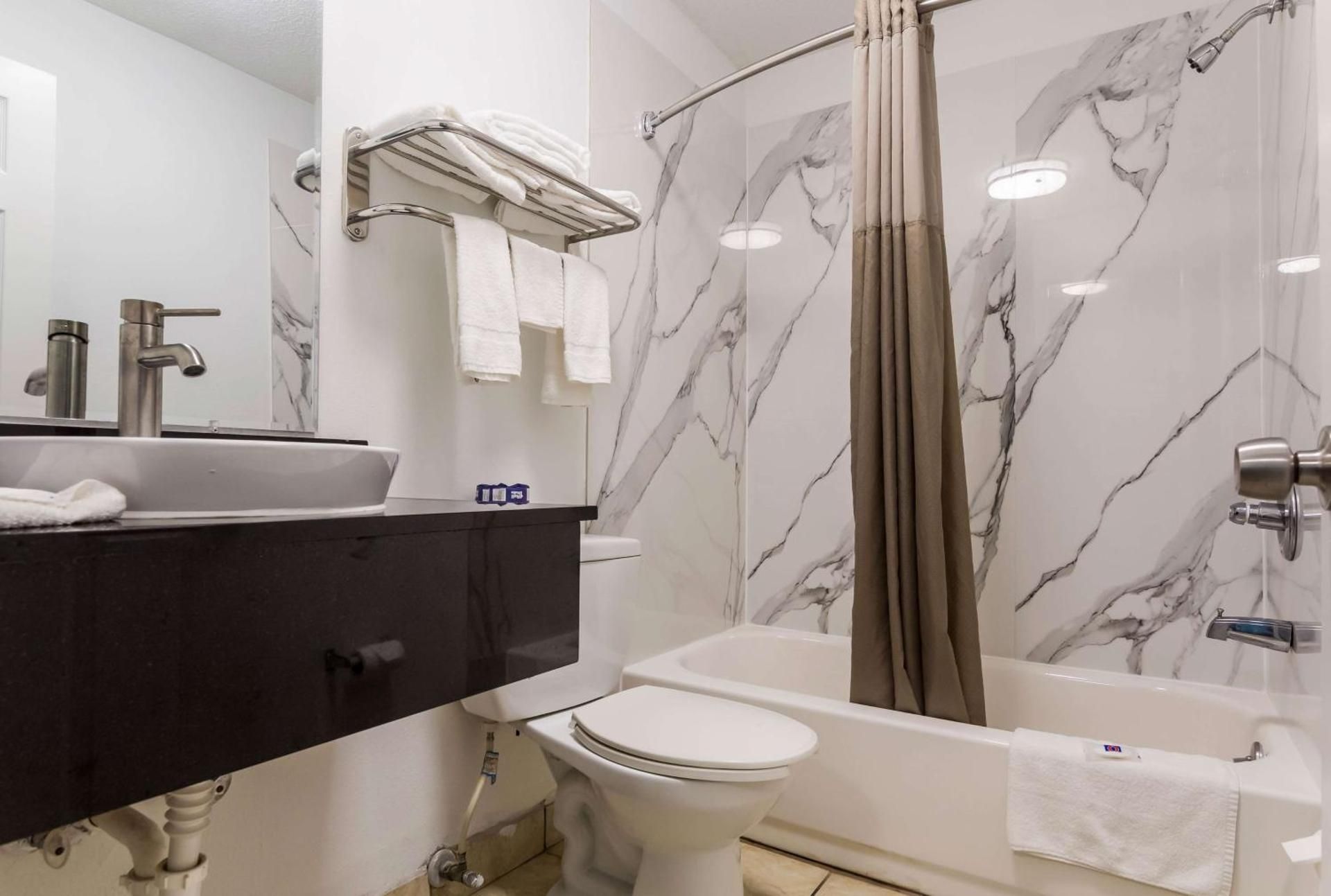 Motel 6 Gulf Shores, AL Deluxe Quadruple Room - Non-Smoking 3