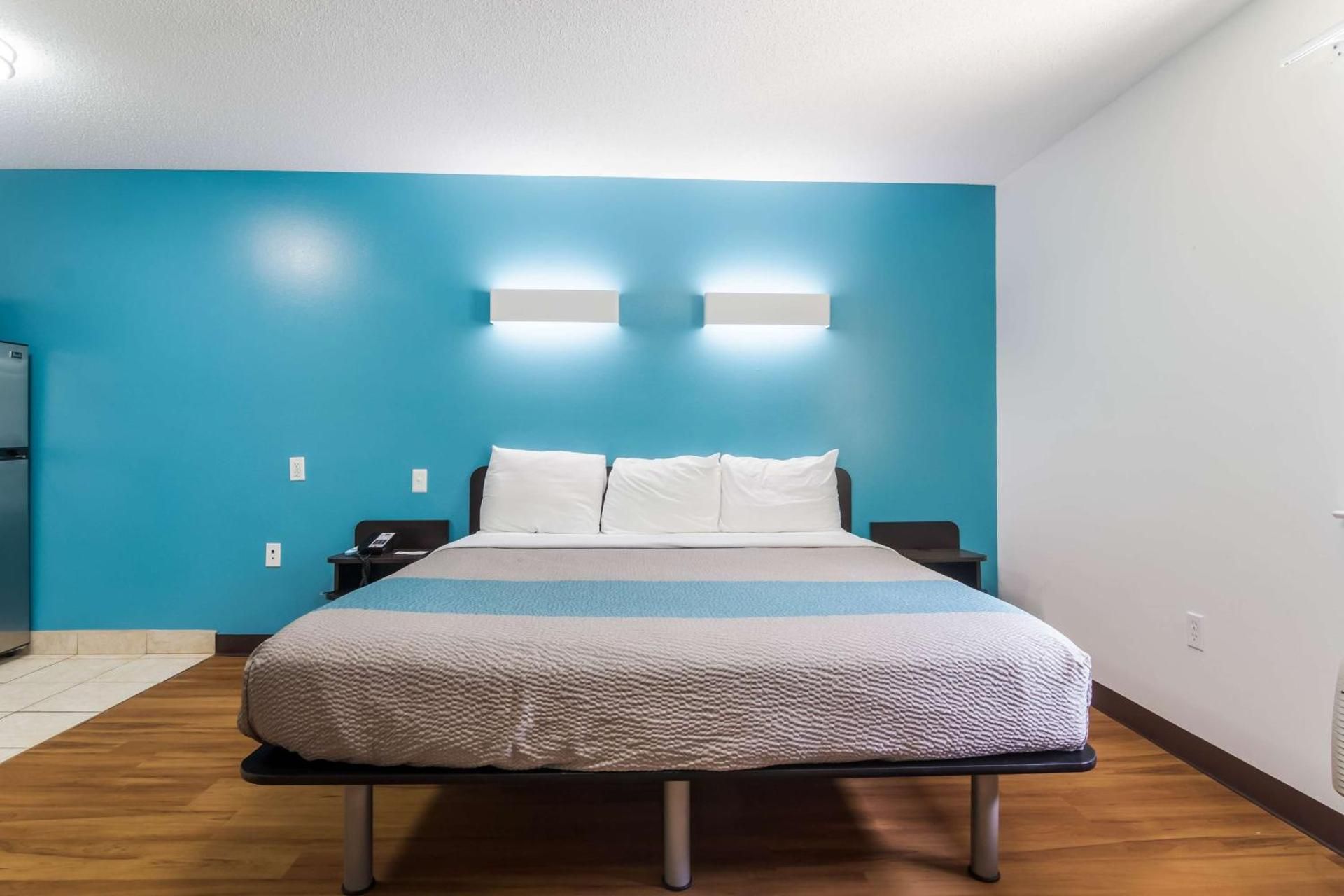 Deluxe King Room - Non-Smoking