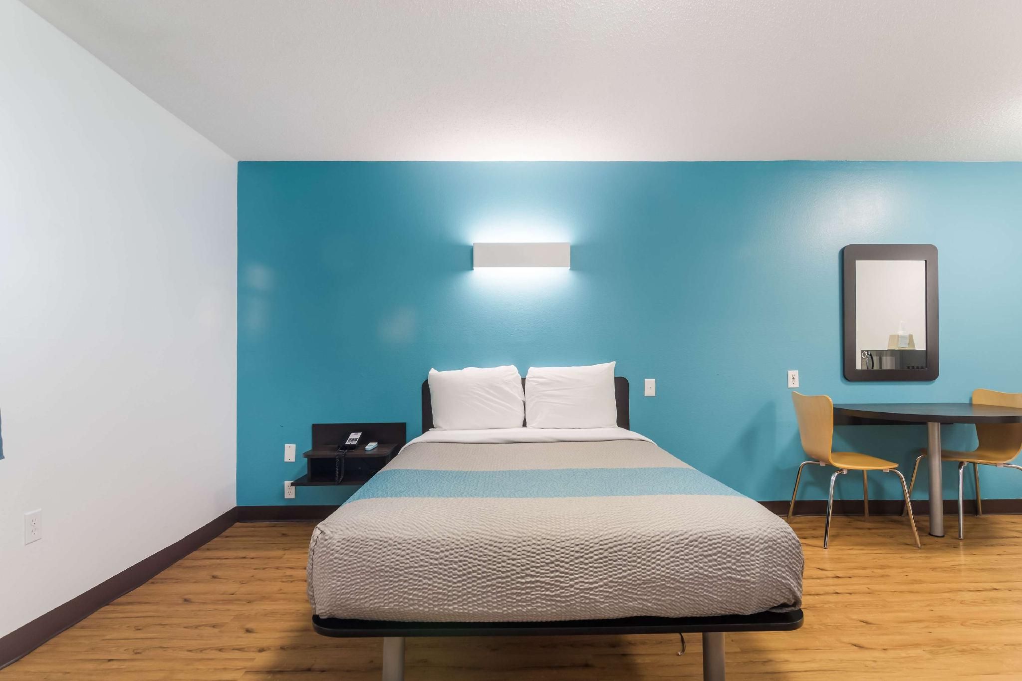 Motel 6 Gulf Shores, AL 1 Queen Bed | Mobil Access Tub Nsmk Micfridg 2