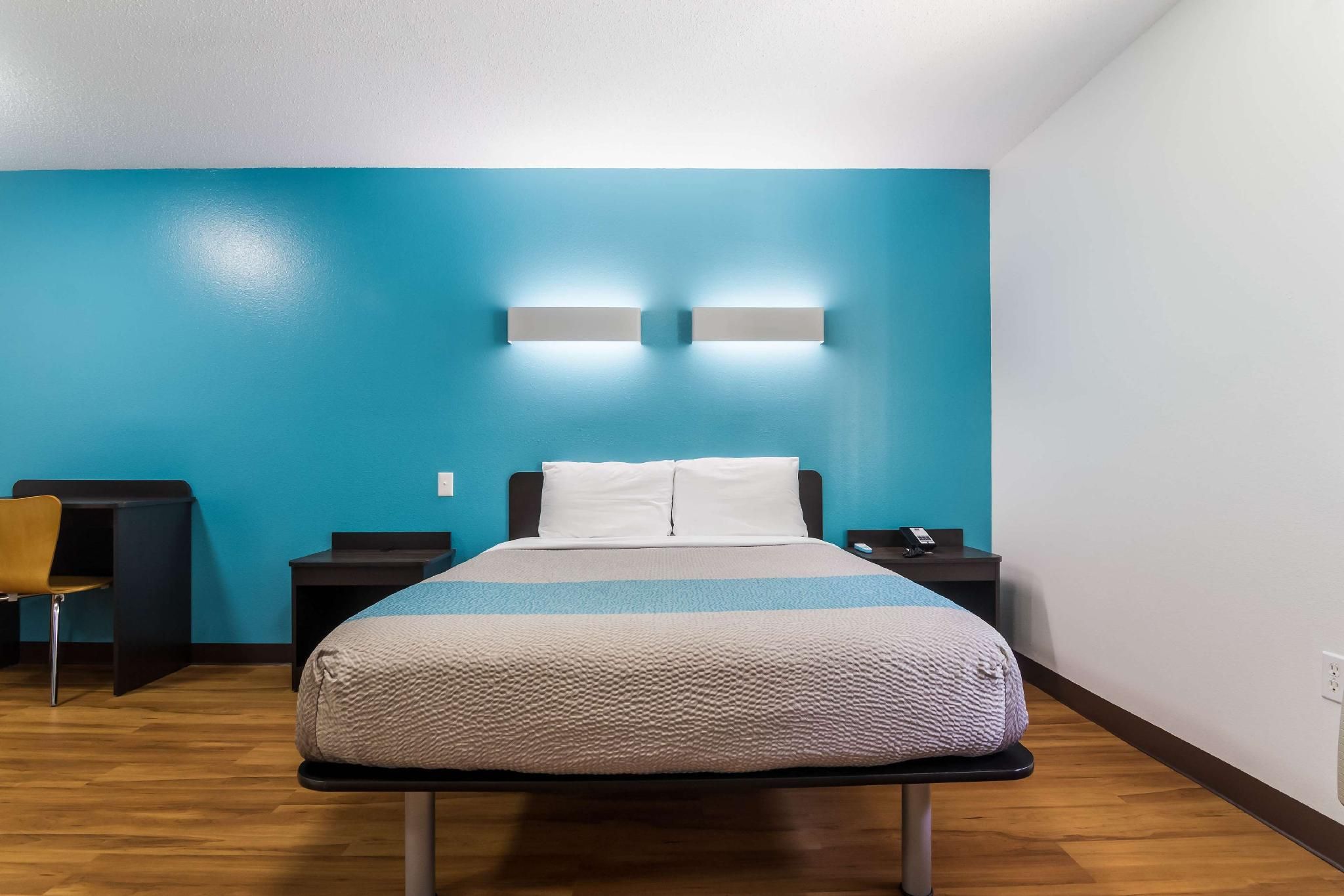 1 Queen Bed | Mob Acc RI Shwr Nsmk Micfridg