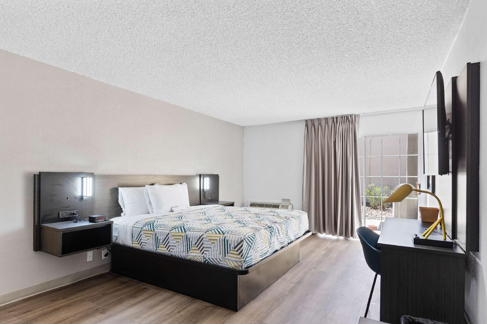 1 King Bed | Non-Smoking, Micfridge