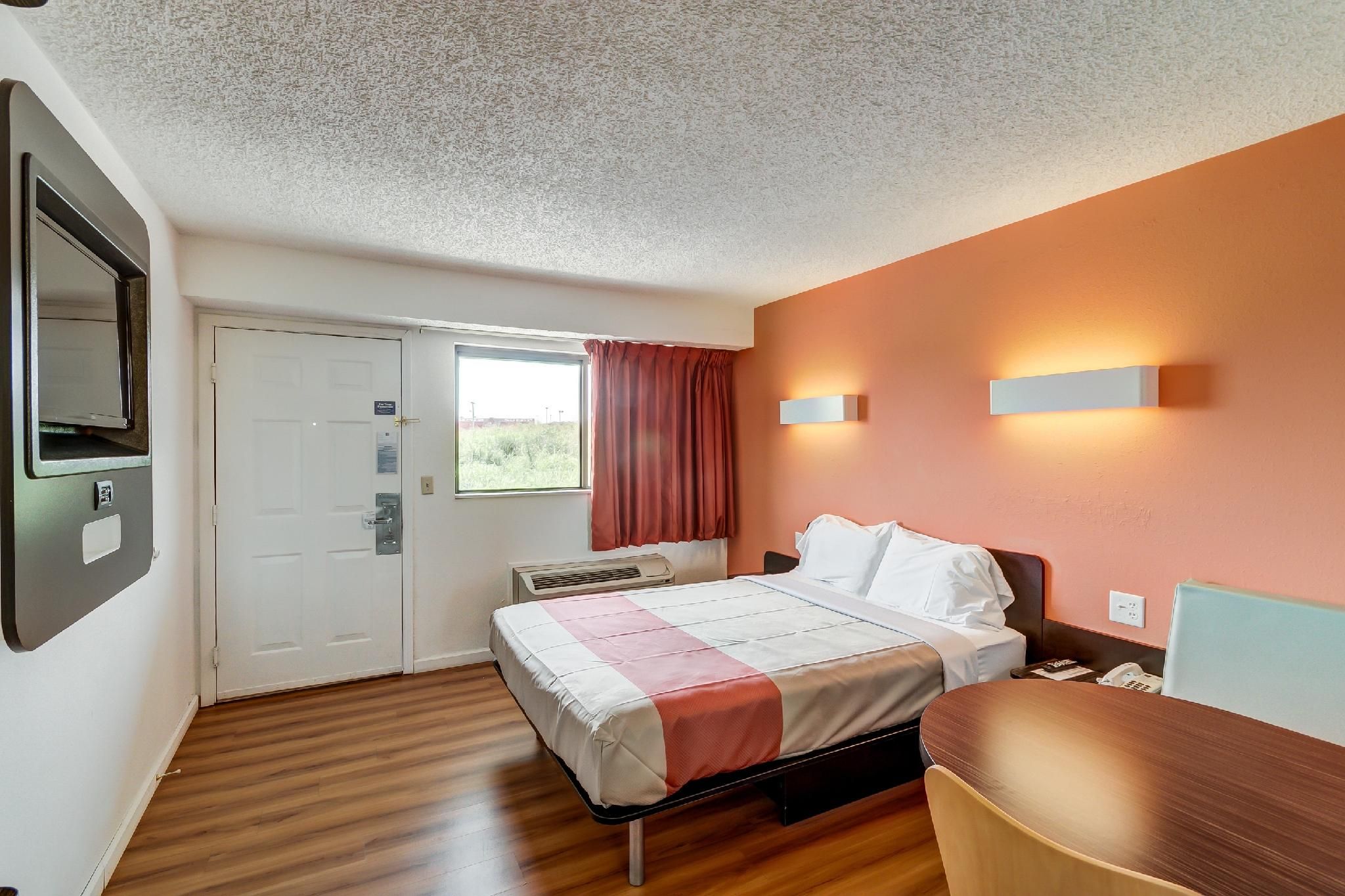 1 King Bed | Smoking, Micfridge