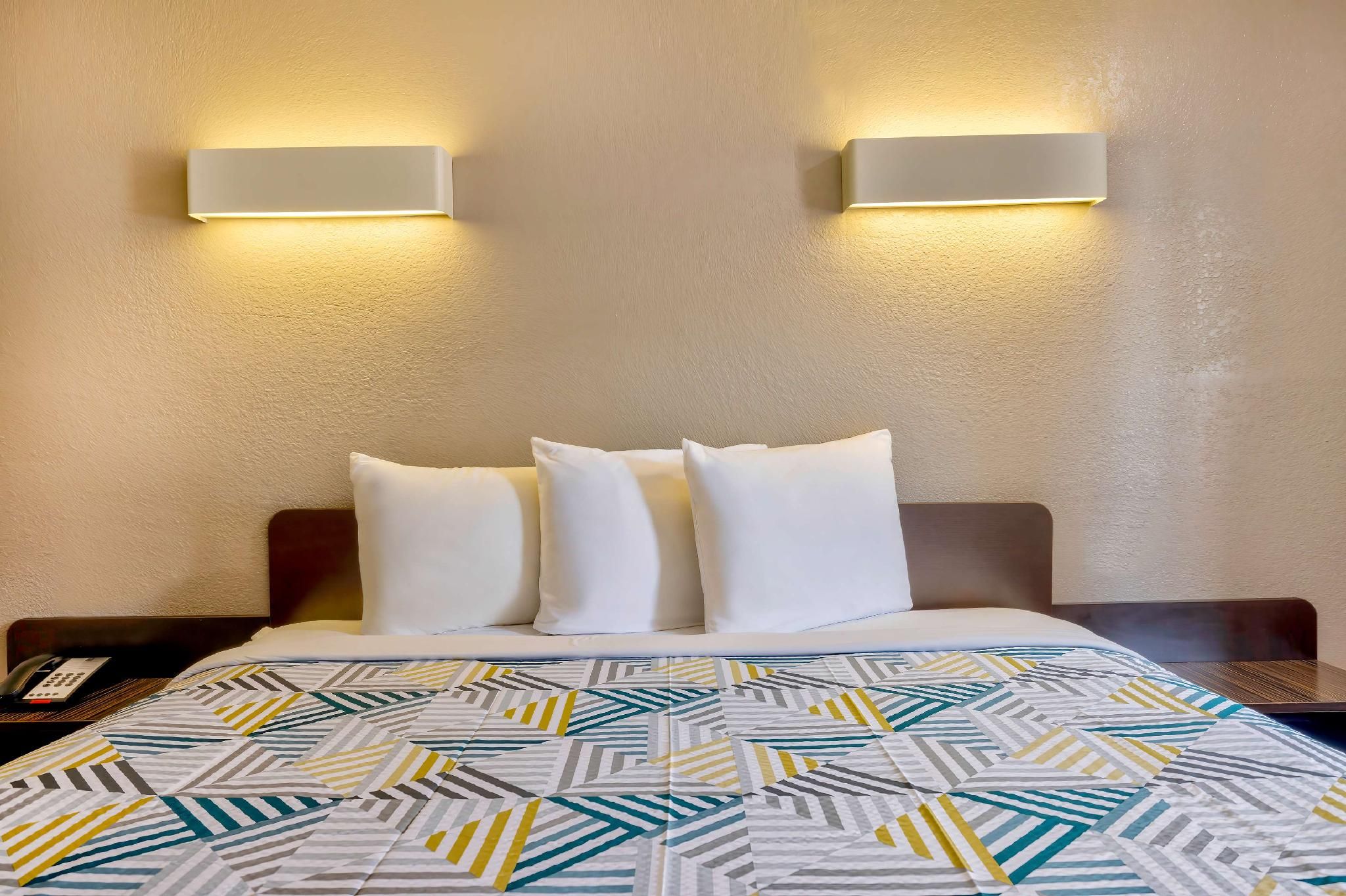 1 King Bed | Non-Smoking