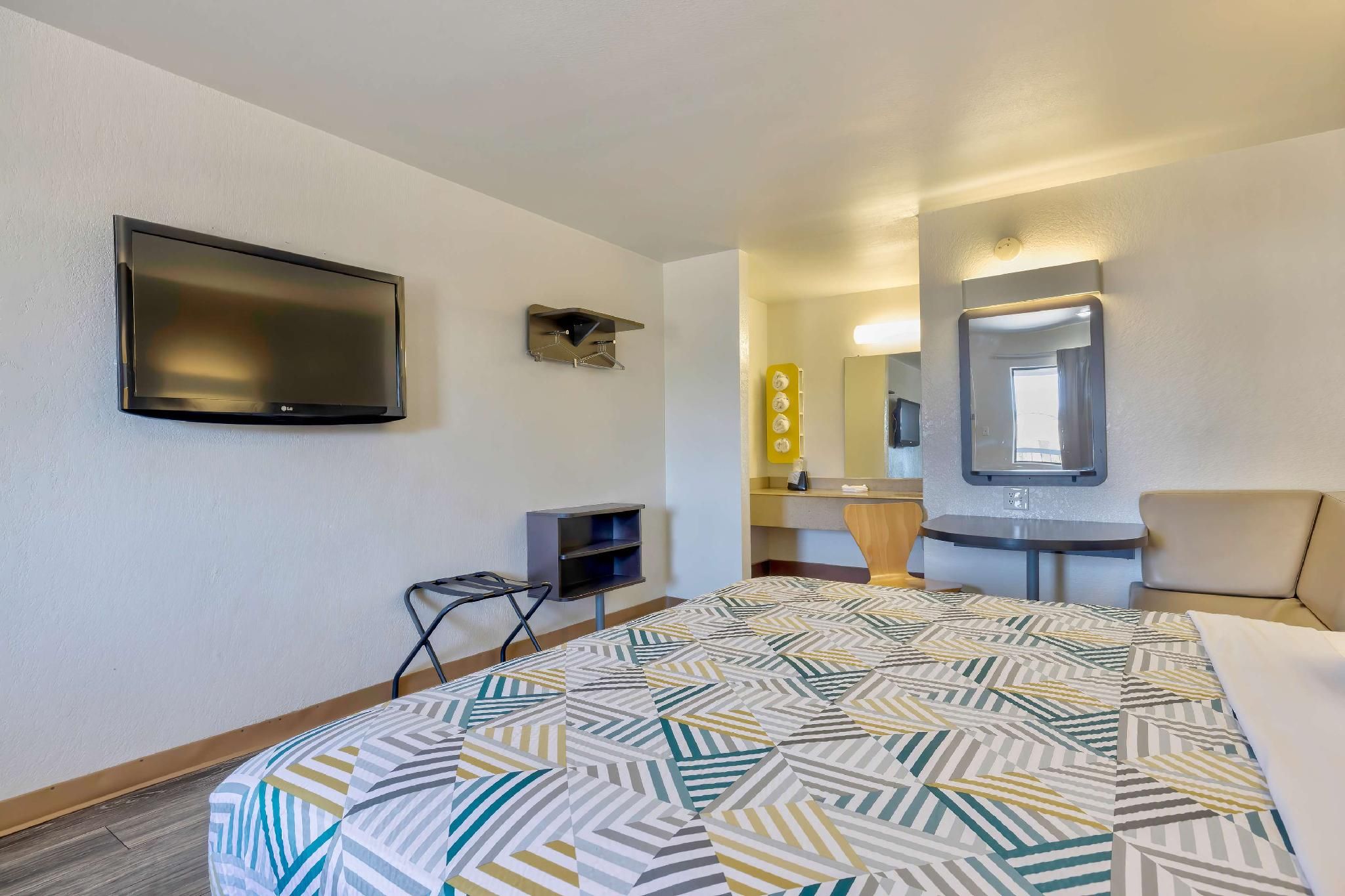 1 King Bed | Non-Smoking