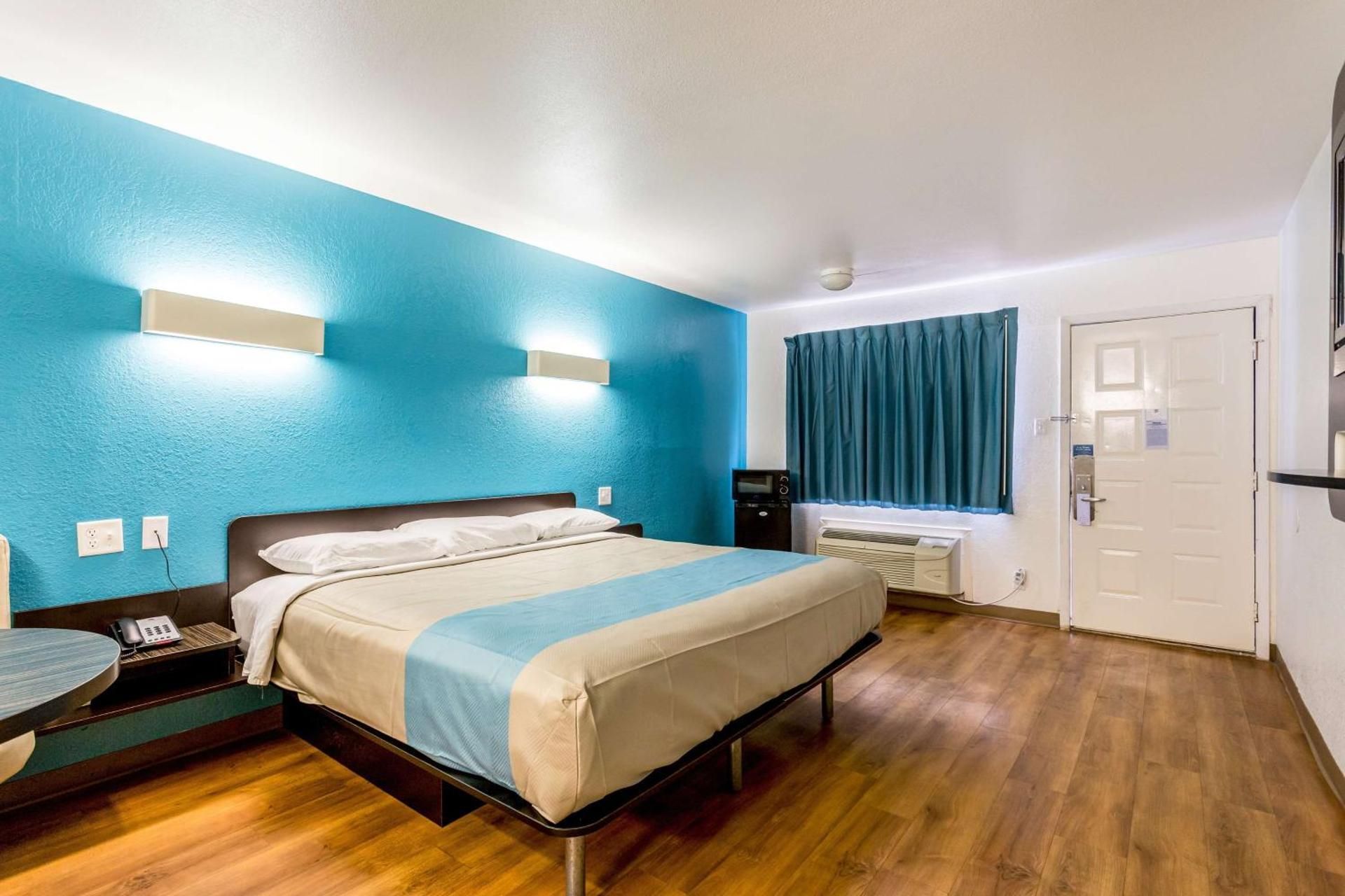 King Room - Disability Access - Non-Smoking