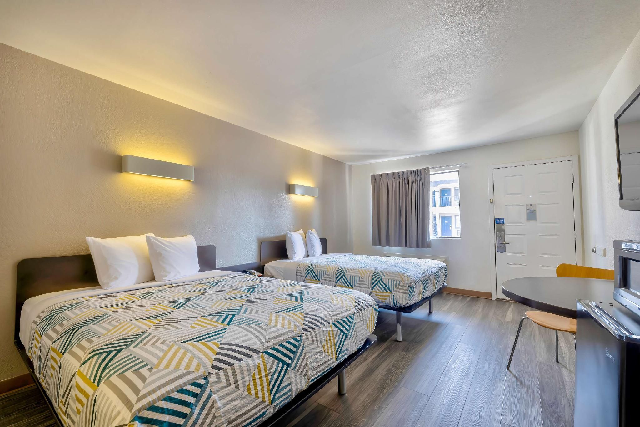 2 Queen Beds | Non-Smoking