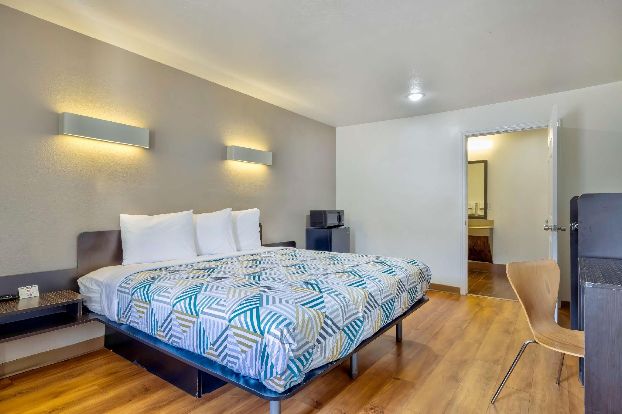 1 King Bed | Mobility Accessible RI Shower Nsmk