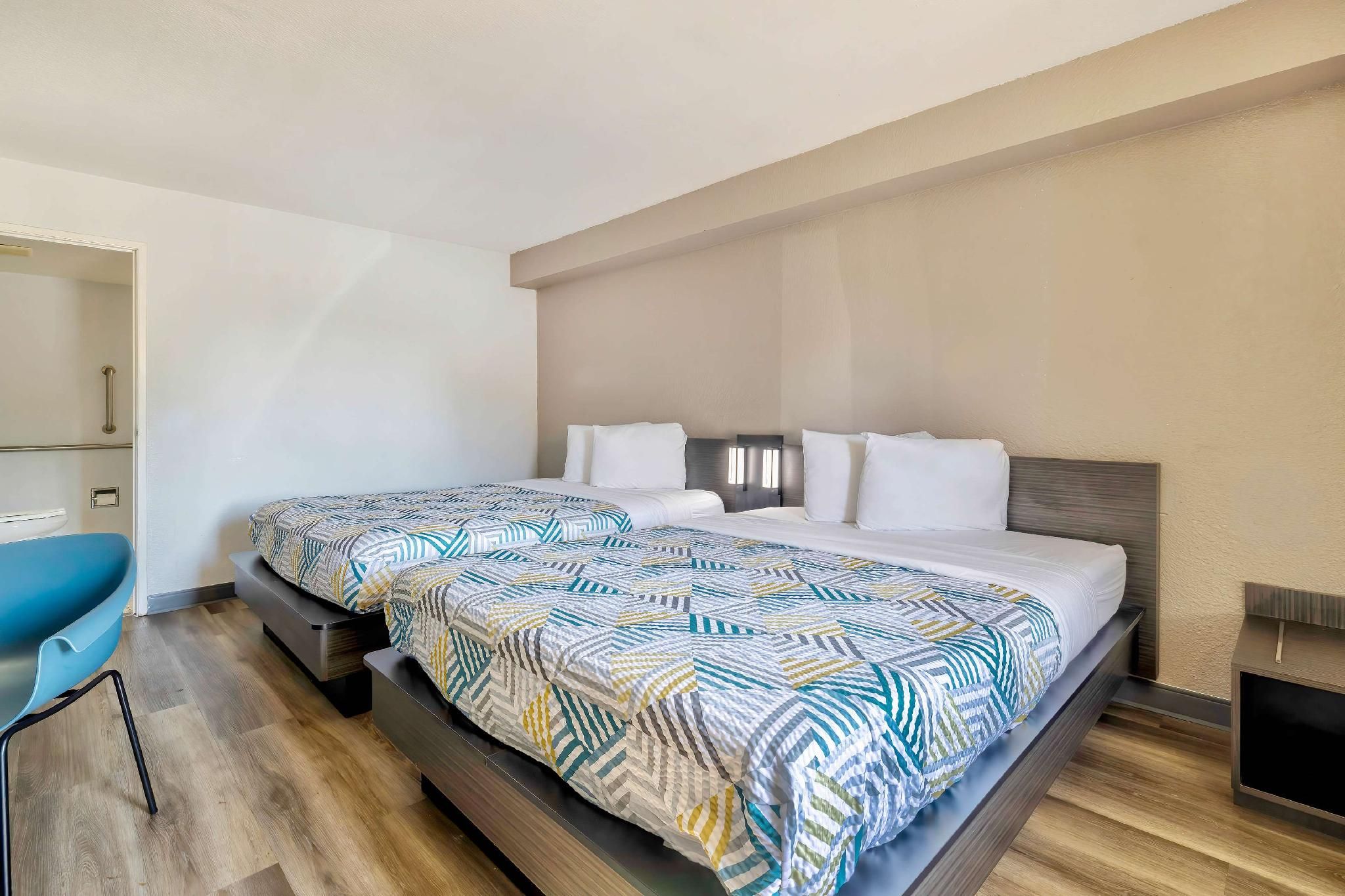 2 Full Beds | ADA/Tub/Micfridge