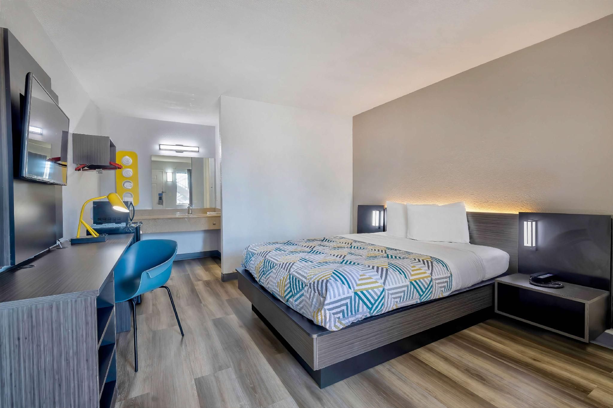 1 Queen Bed - Non-Smoking