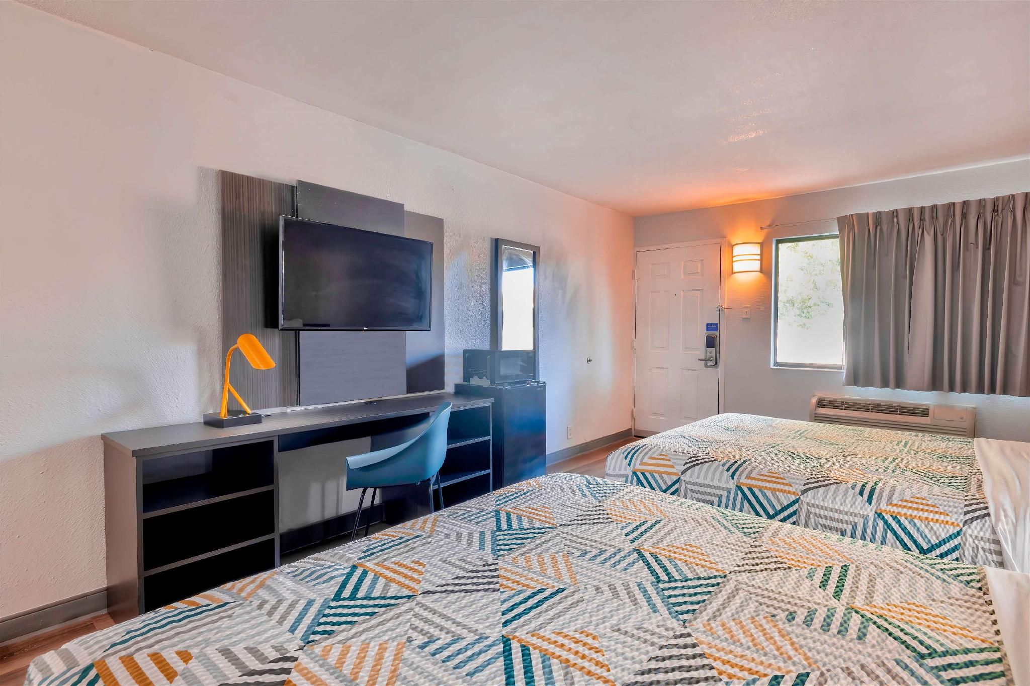 2 Full Beds | ADA/Tub/Micfridge