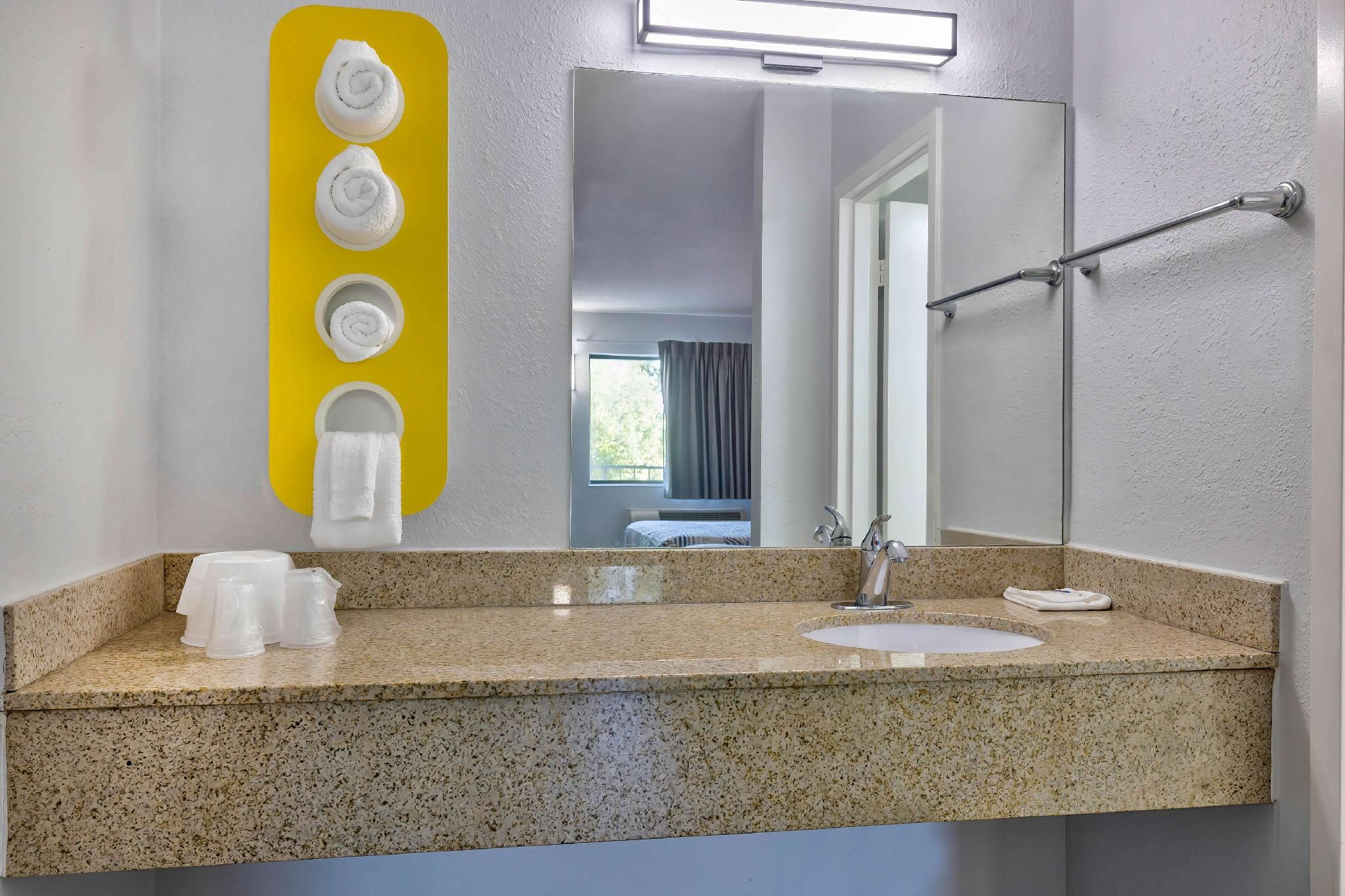 1 Queen Bed - Non-Smoking