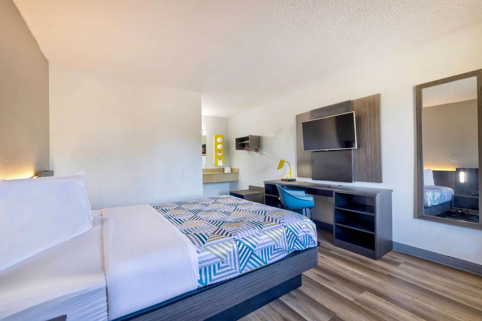 1 Queen Bed - Non-Smoking