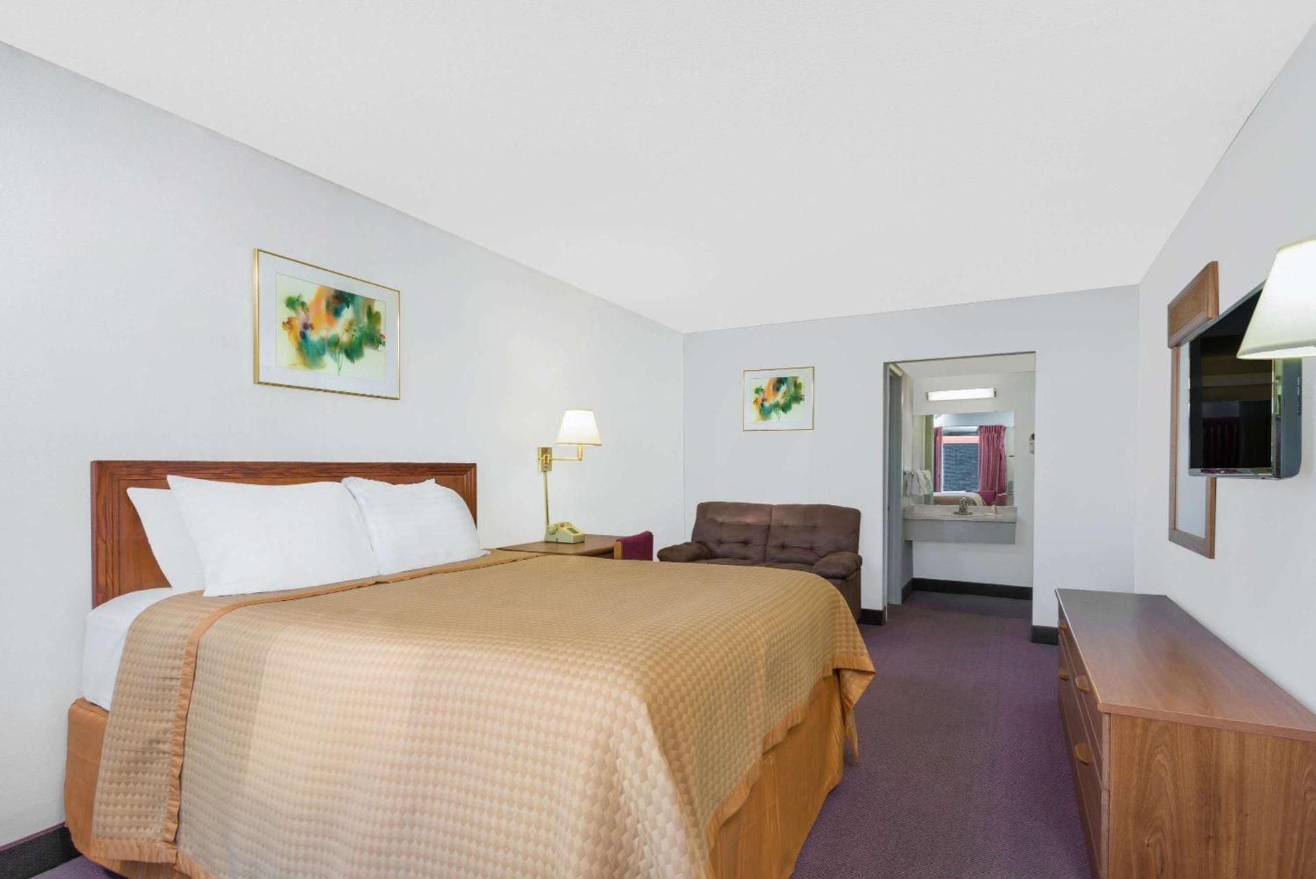 1 King Bed Non-Smoking