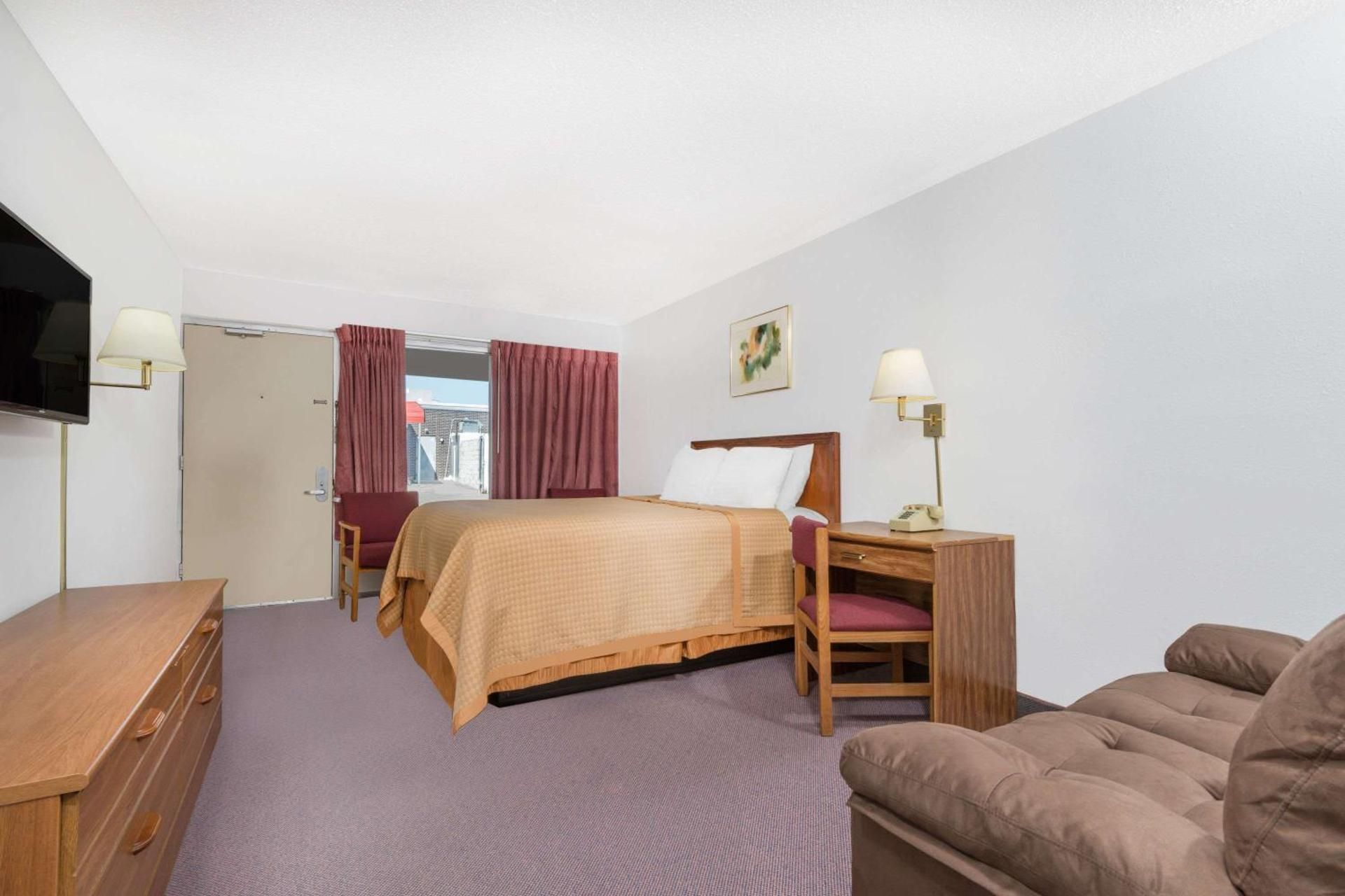 1 Queen Bed Non-Smoking