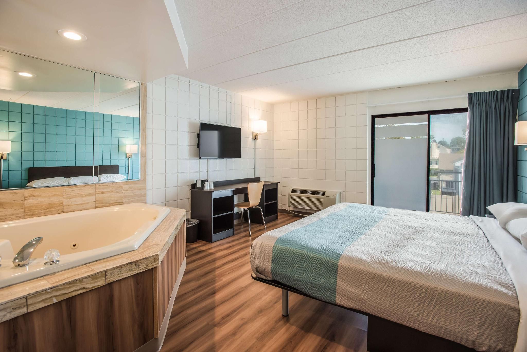 1 KING BED | NON-SMOKING, HOT TUB