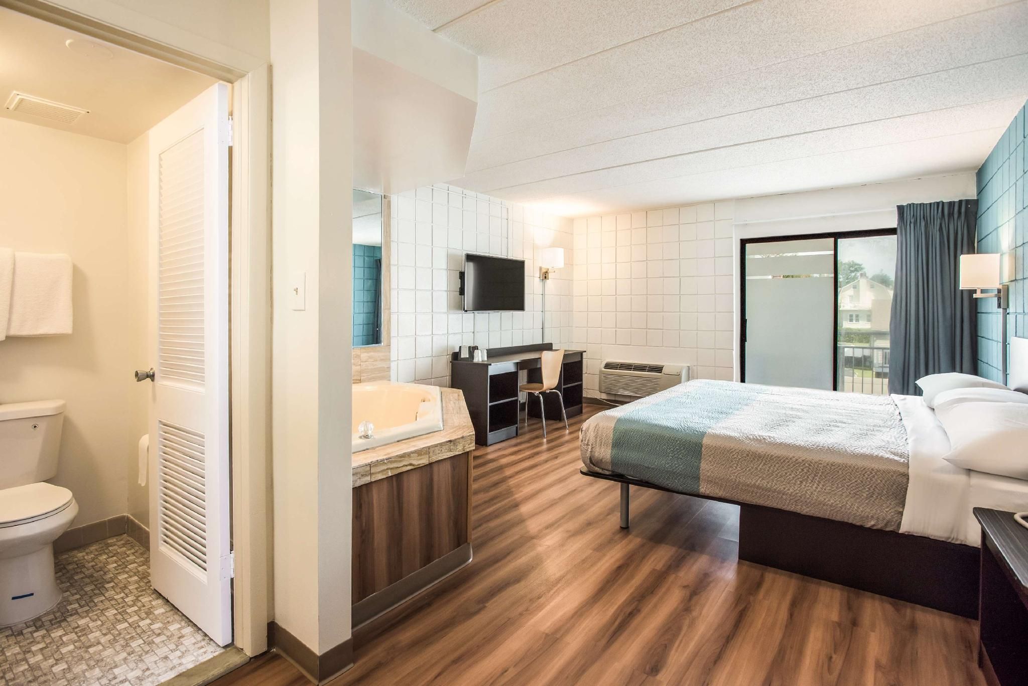 1 KING BED | NON-SMOKING, HOT TUB