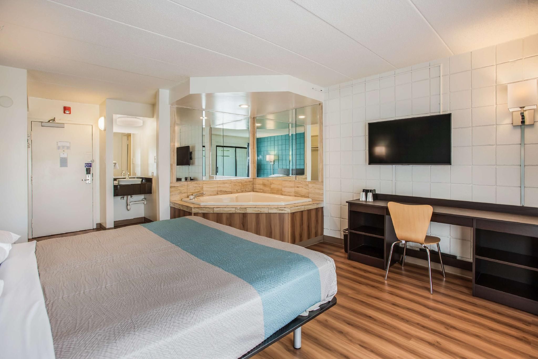 1 KING BED | MOBILITY ACCESSIBLE TUB, NSMK