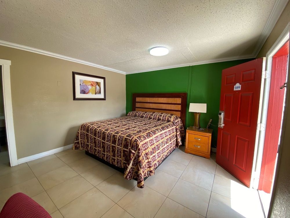 Classic Room, 1 King Bed, Non Smoking