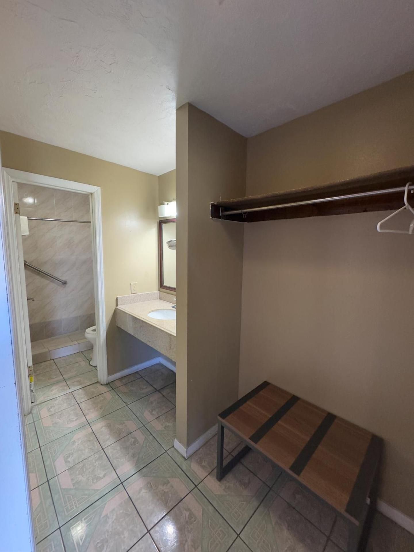 Economy Inn King Room - Non - Smoking  3